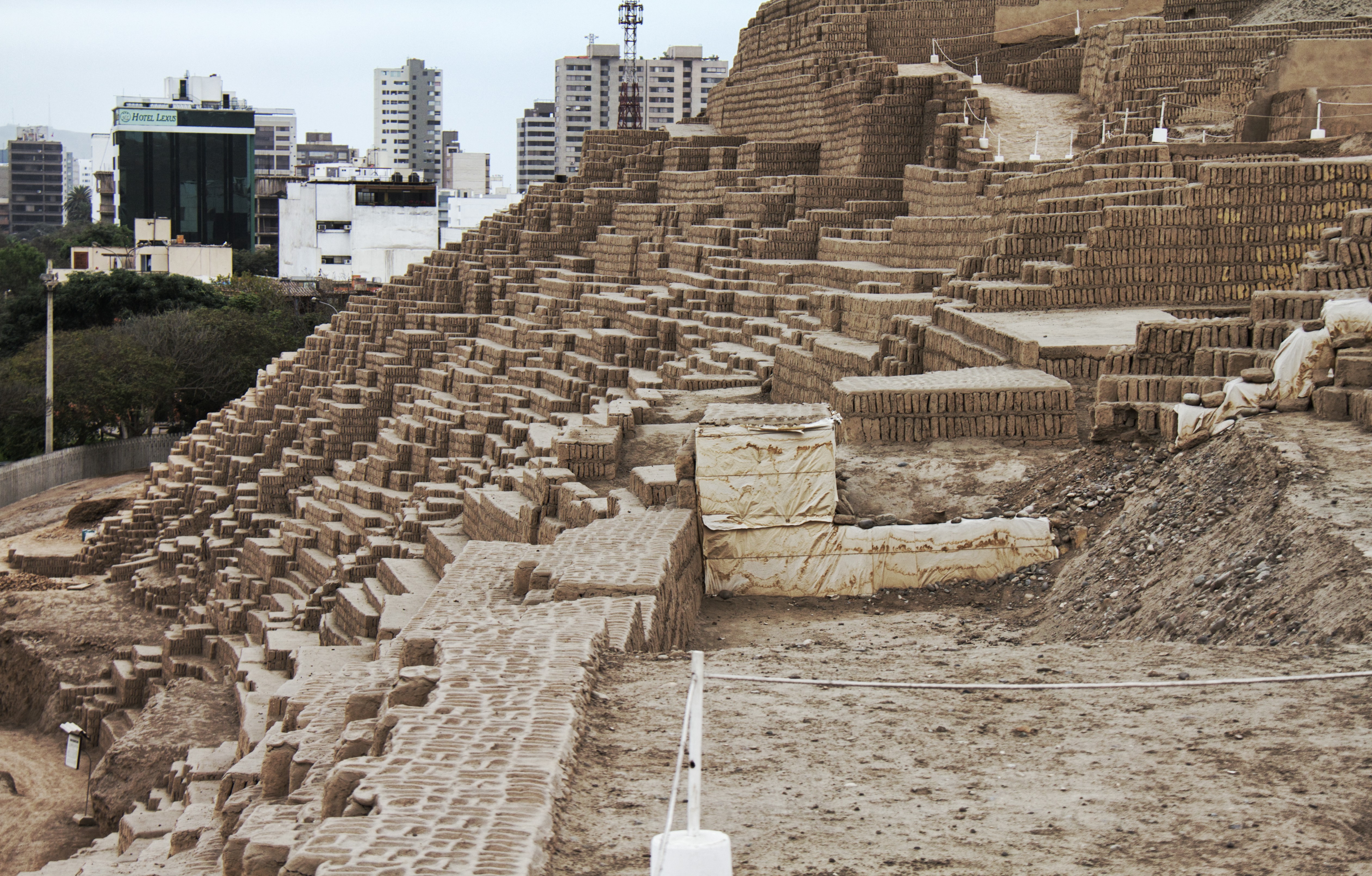 FileHuaca_Pucllana_City.jpg