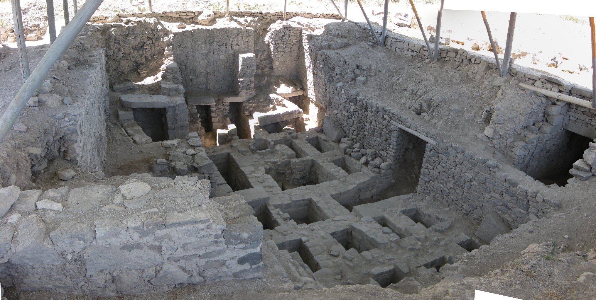 FileTomb_at_Wari_ruins_near_Ayacucho.jpg