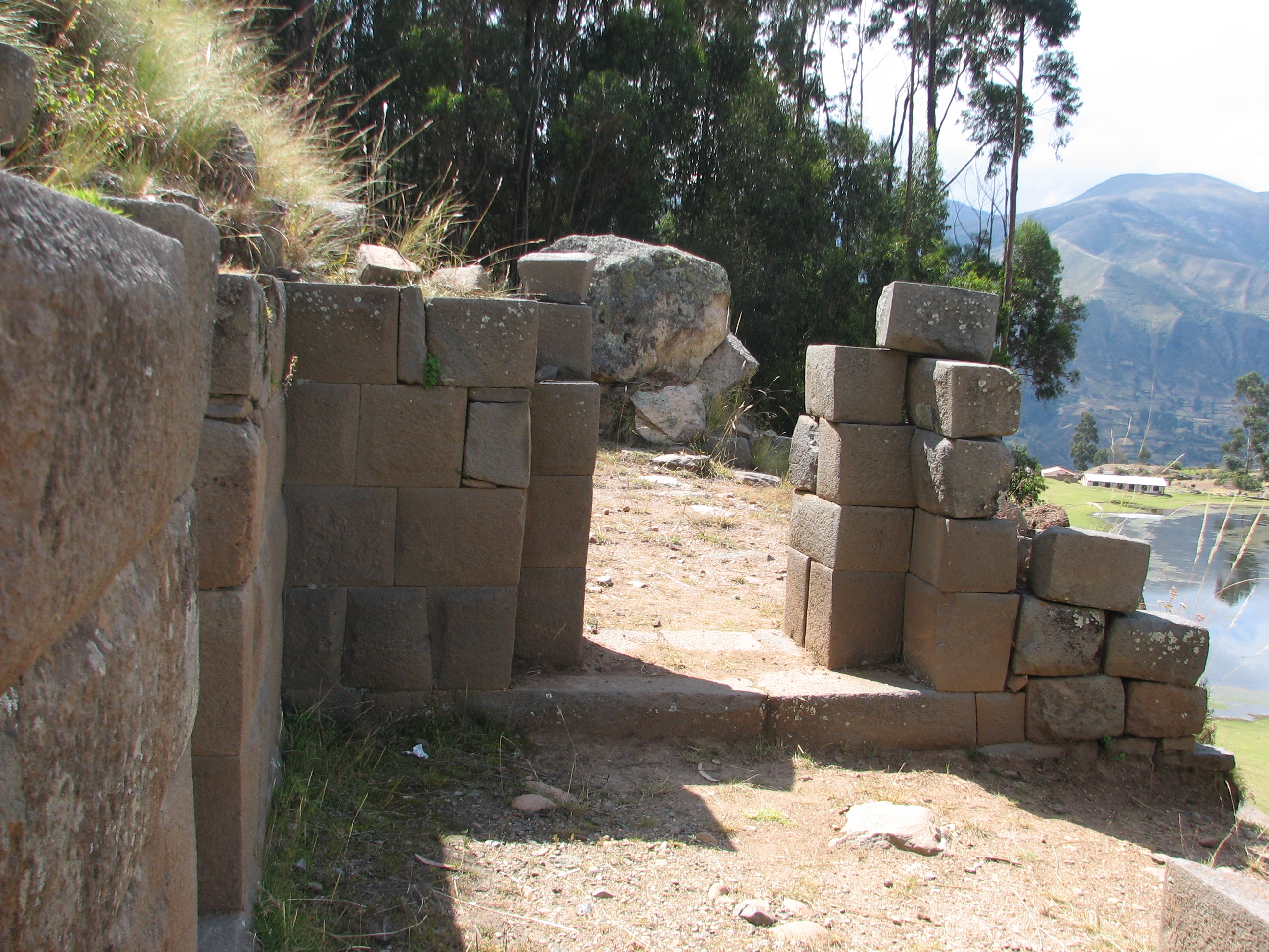 FilePumacocha_Archaeological_site_-_doorway.jpg