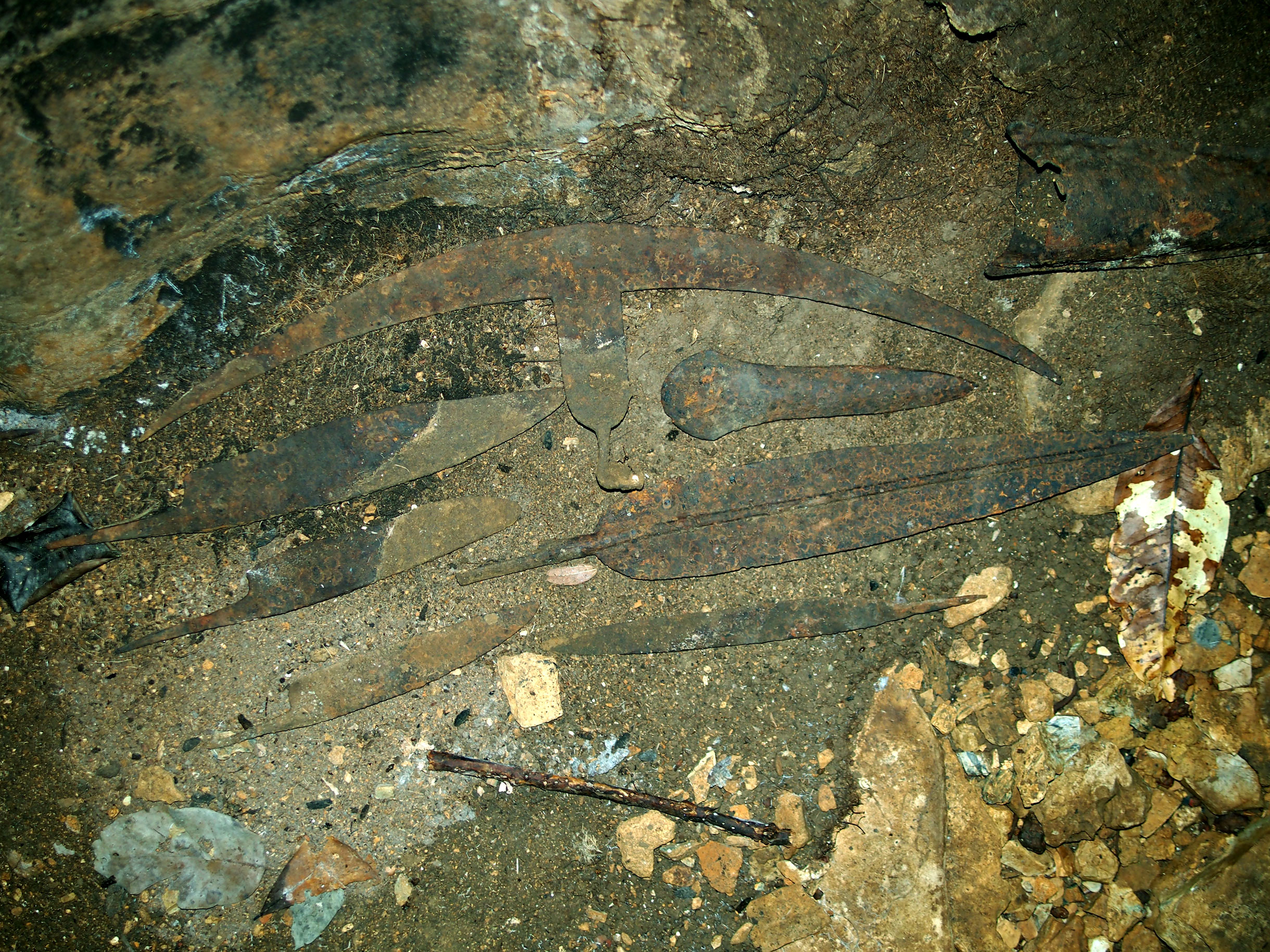 FileIron_artefacts_from_Iroungou_cave_in_Gabon.jpg