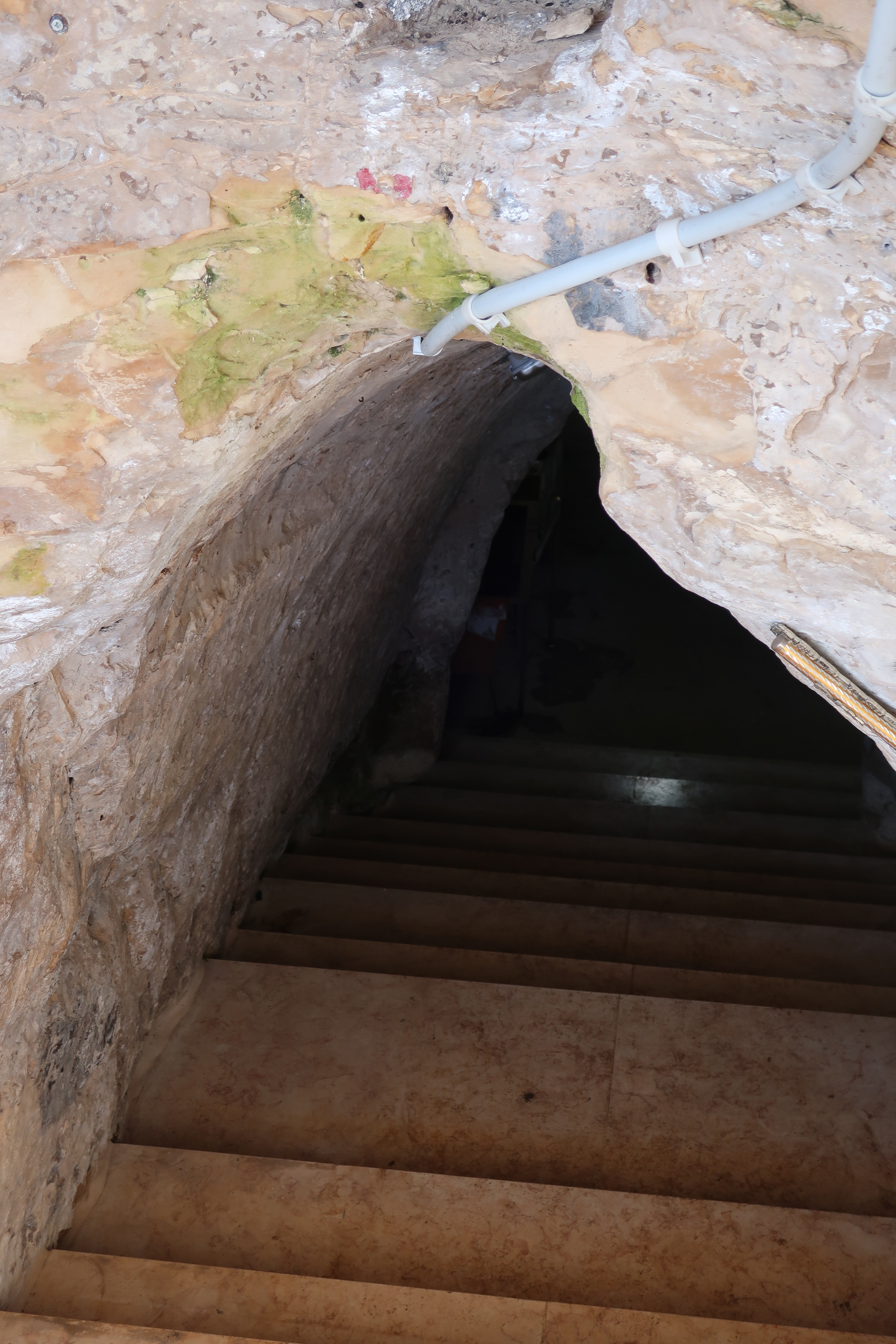 FileEntrance_to_alleged_burial_cave_of_Abayye_and_Rava.jpg