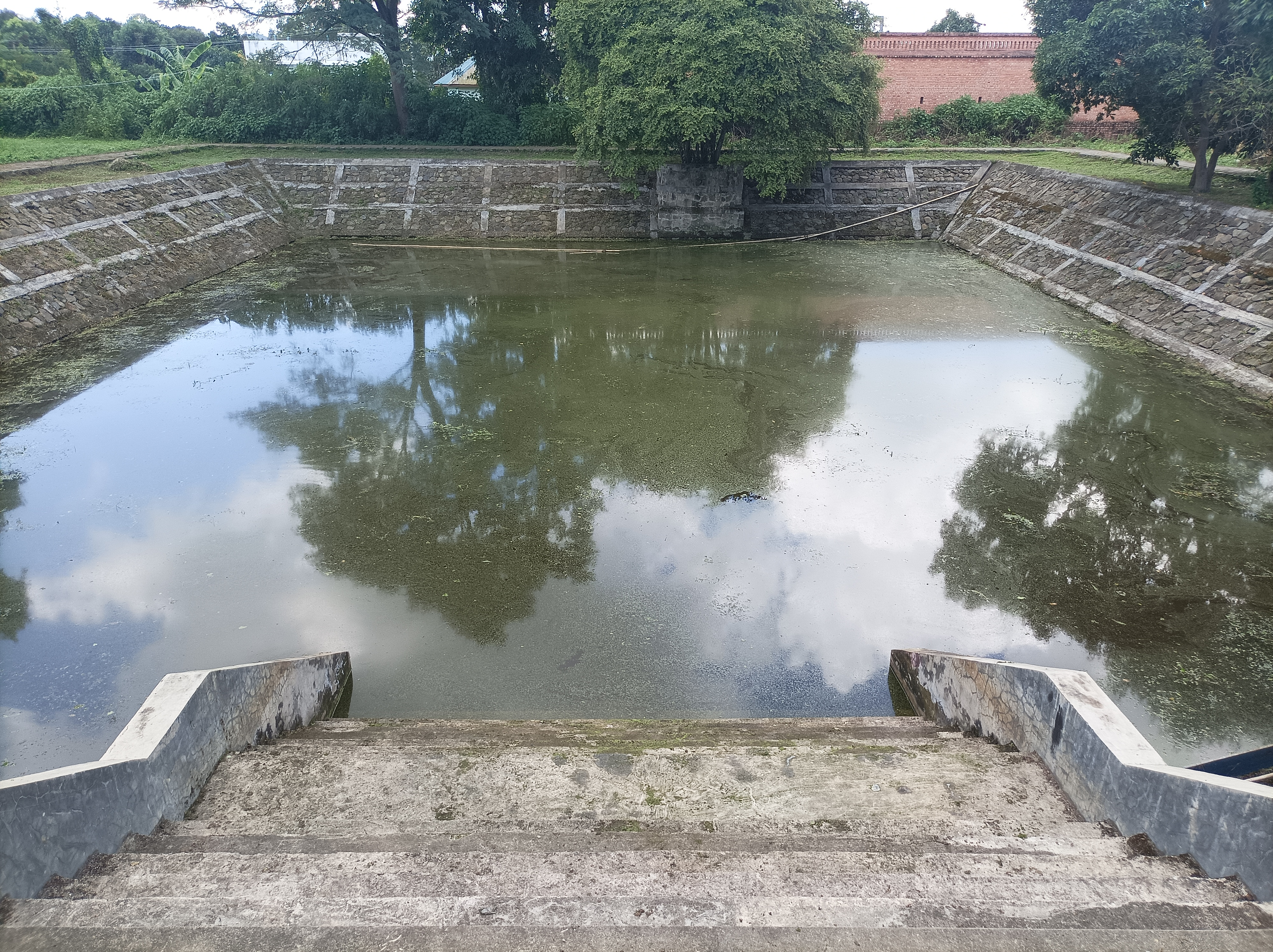 FileChingkhei_Eekon_-_a_sacred_pond_of_the_Meitei_people_in_the_northeastern_corner_of_the_citadel_and_the_palace_building_of_the_Kangla_fort_in_Imphal.jpg