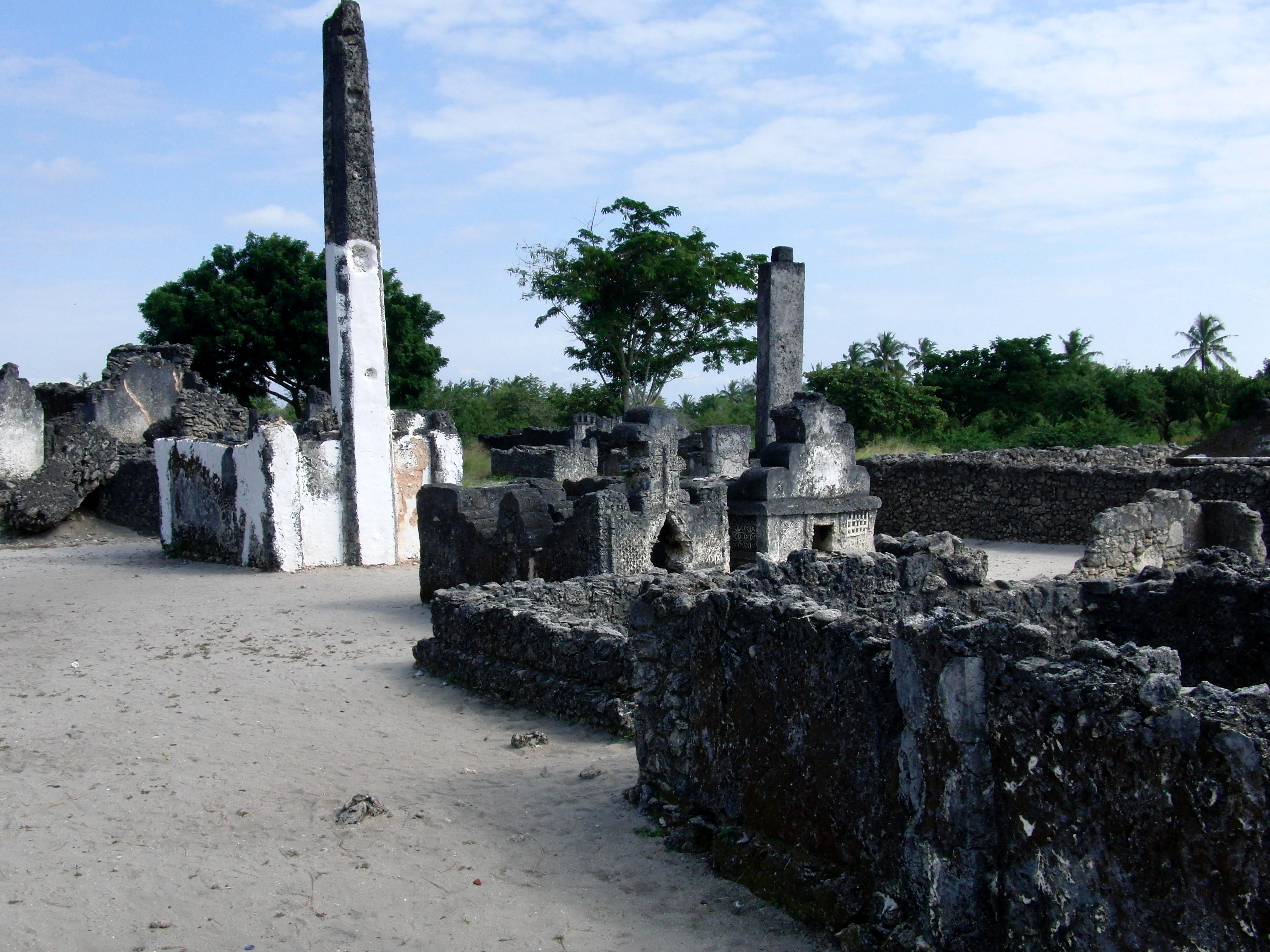 FileKaole_graveyard_Bagamoyo.jpg
