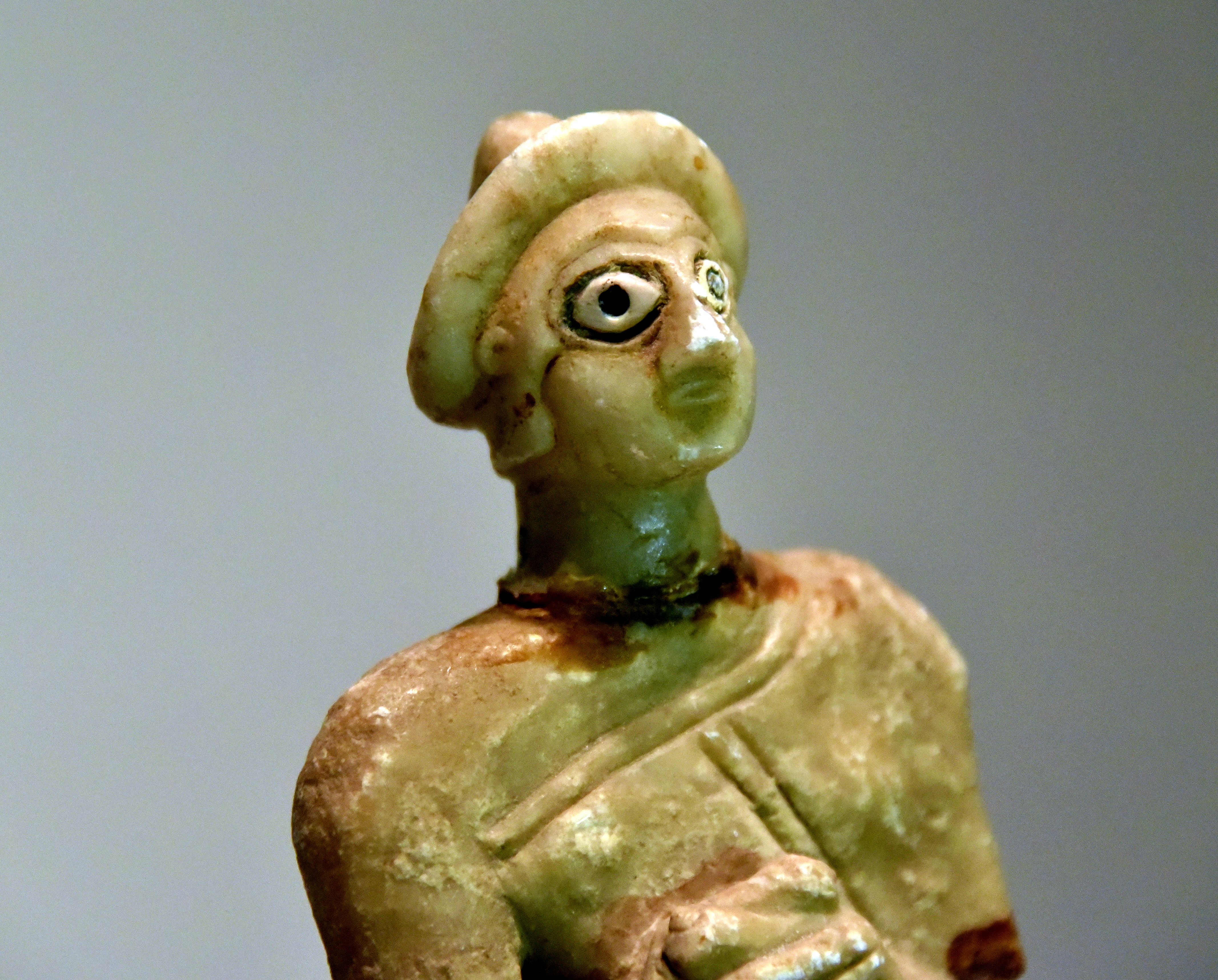 FileHead_of_a_Sumerian_female_from_Khafajah_excavated_by_the_Oriental_Institute_Early_Dynastic_III_c._2400_BCE._The_Sulaymaniyah_Museum.jpg