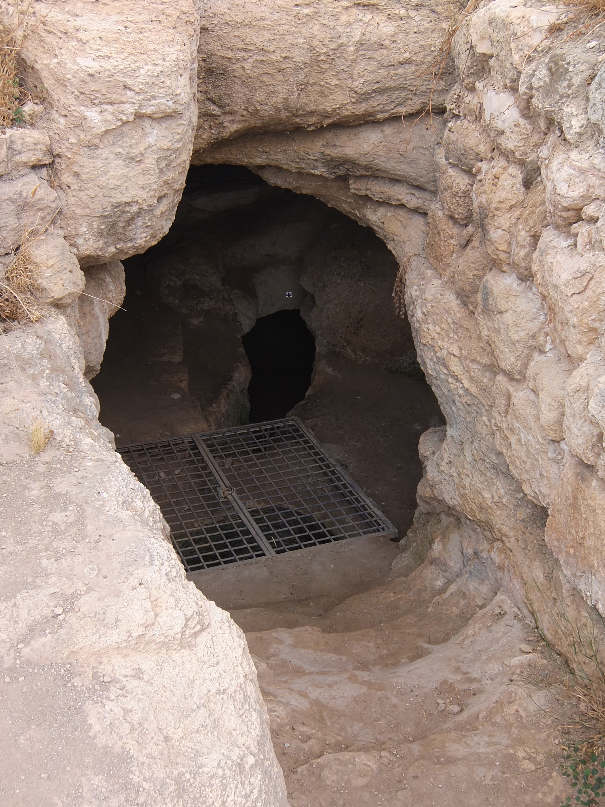 FileCaves_and_pit_with_protective_railings.jpg