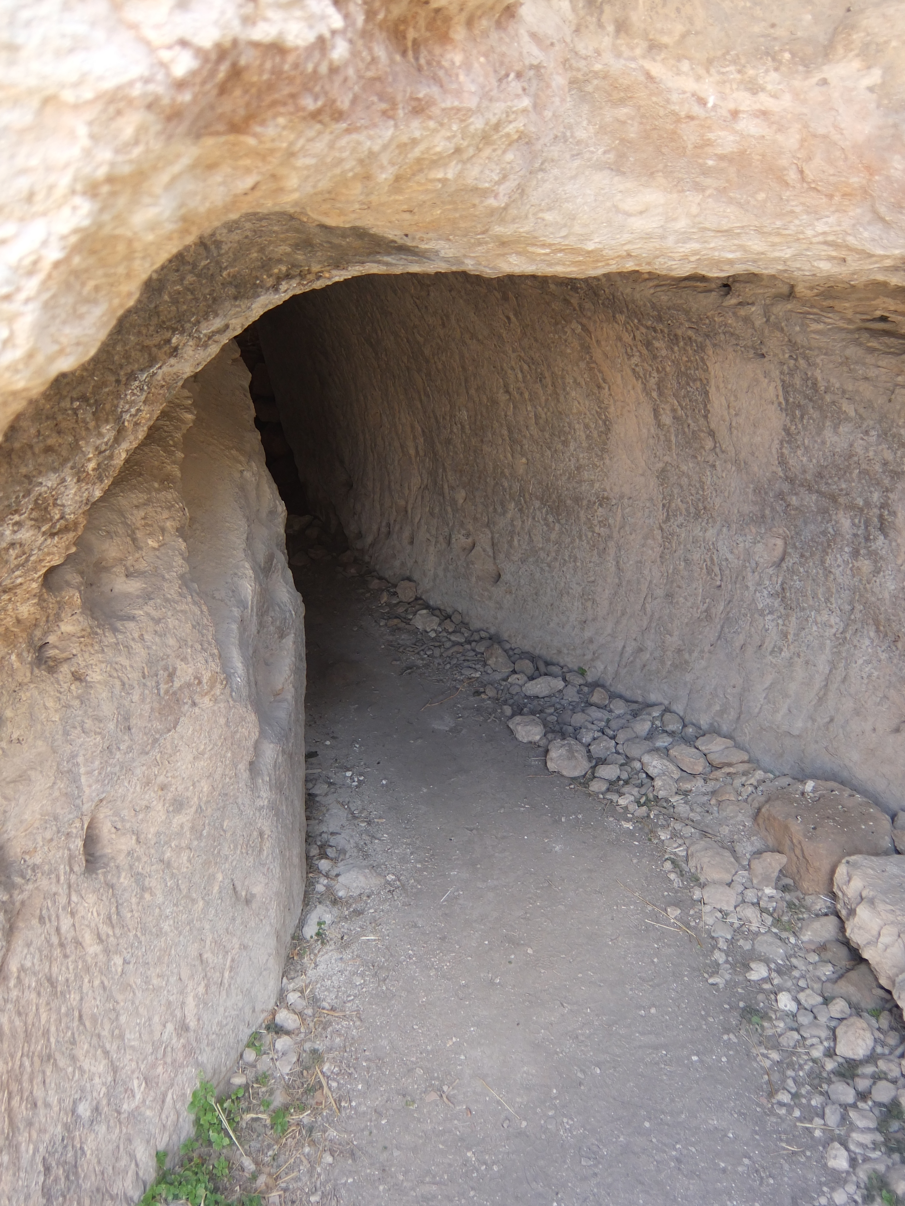 FileEntrance_to_tunnel_in_Umm_Burj.jpg