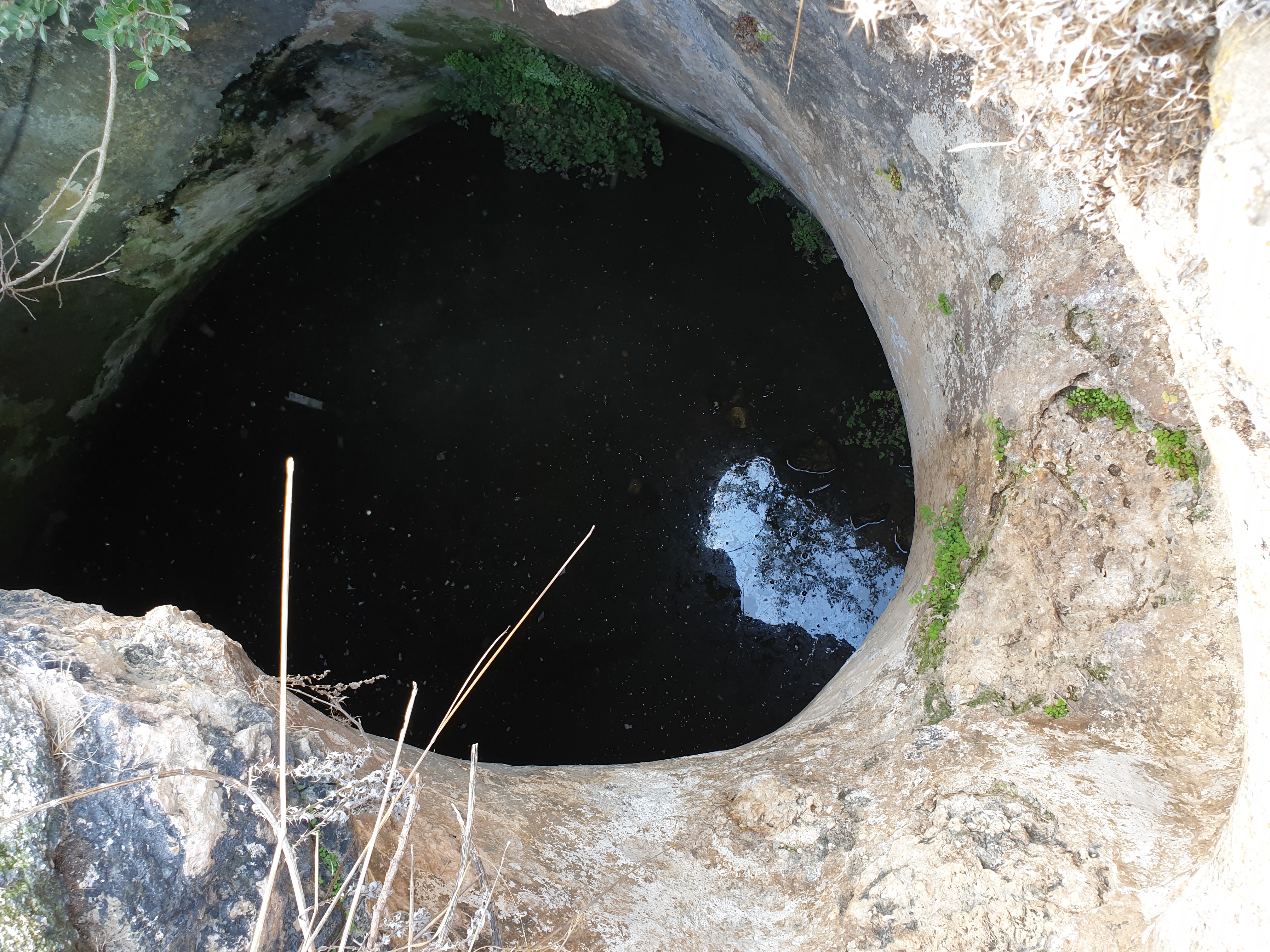 FileKhirbet_Qana_-_Water_hole.jpg