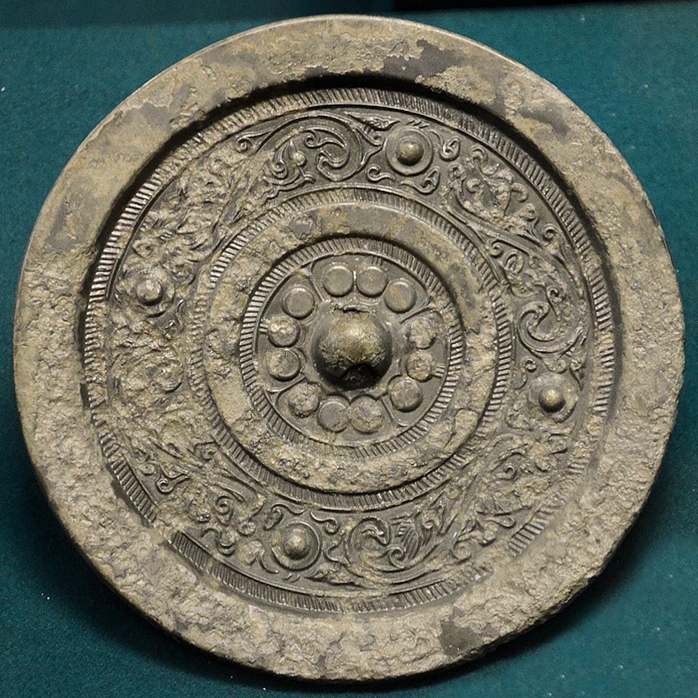 FileChinese_mirror_Koktepe_200_BCE-_1_BCE.jpg