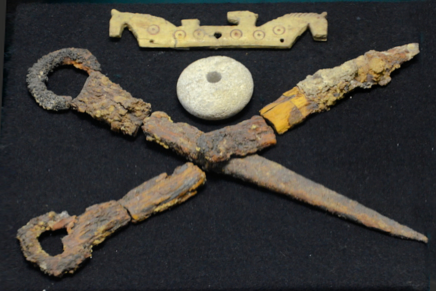 FileTomb_artefacts_Koktepe.jpg