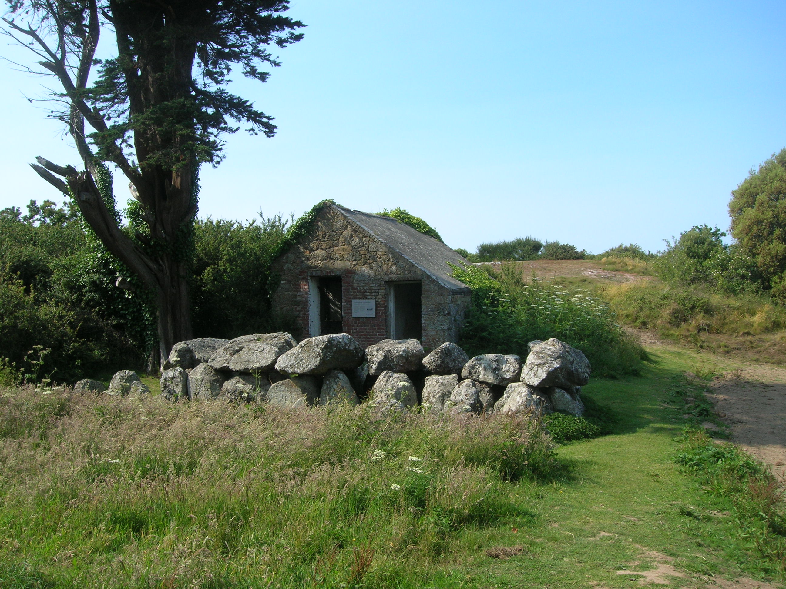 FileLe_Couperon_guardhouse_and_dolmen.JPG
