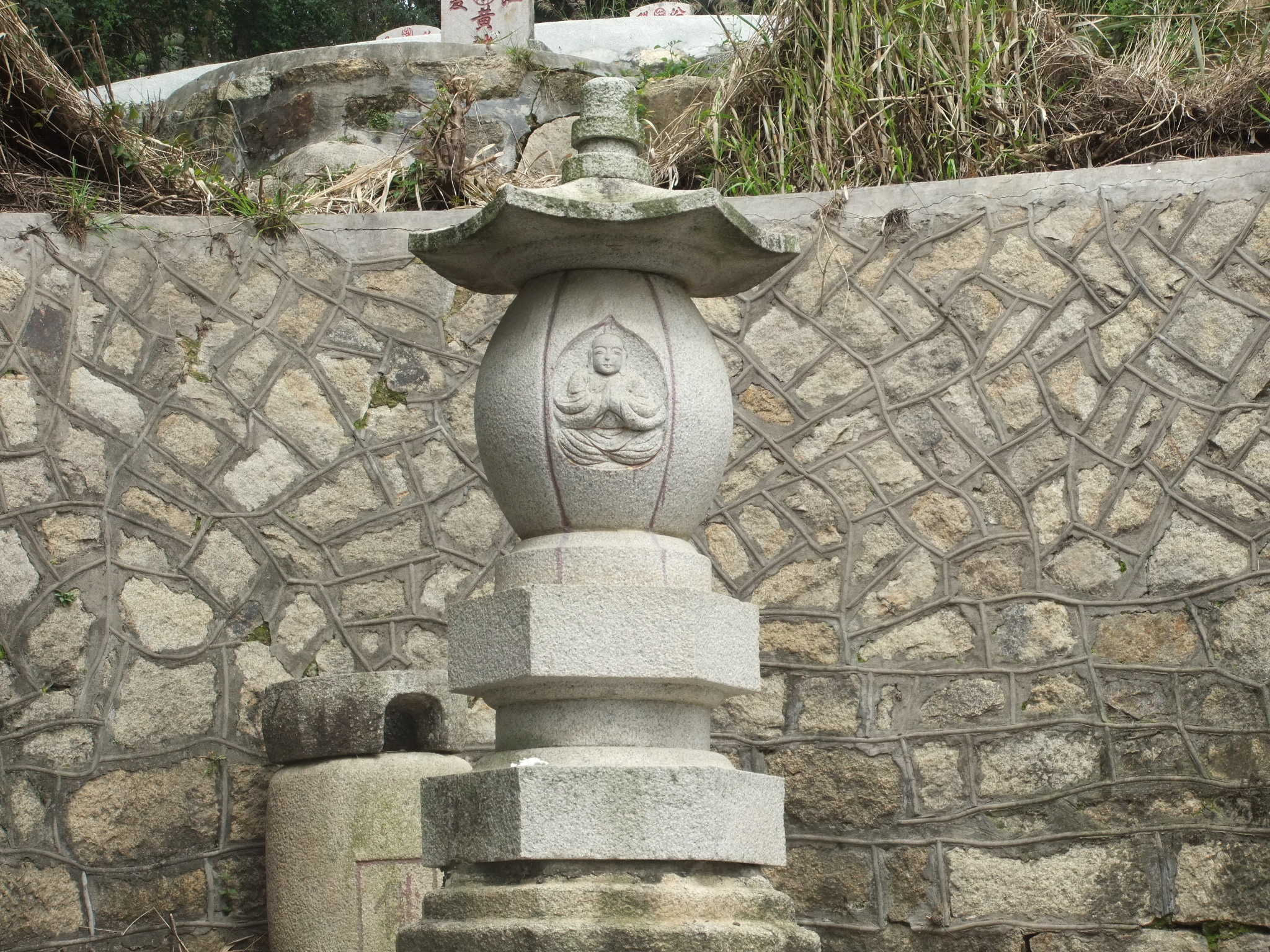 FileLingshan_Islamic_Cemetery_-_Buddhist_tomb_-_DSCF8494.JPG