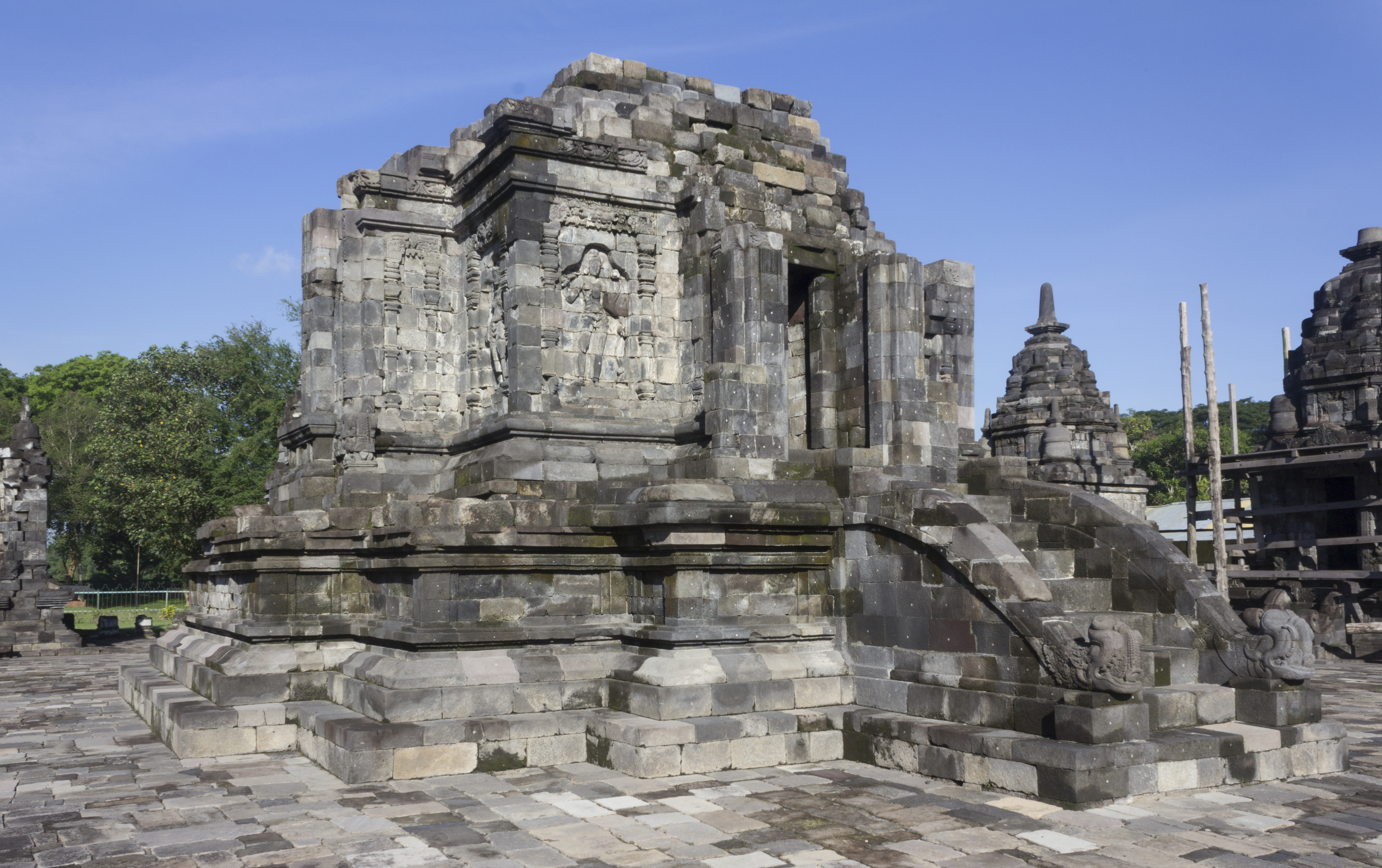 FileMain_temple_Lumbung_23_November_2013.jpg