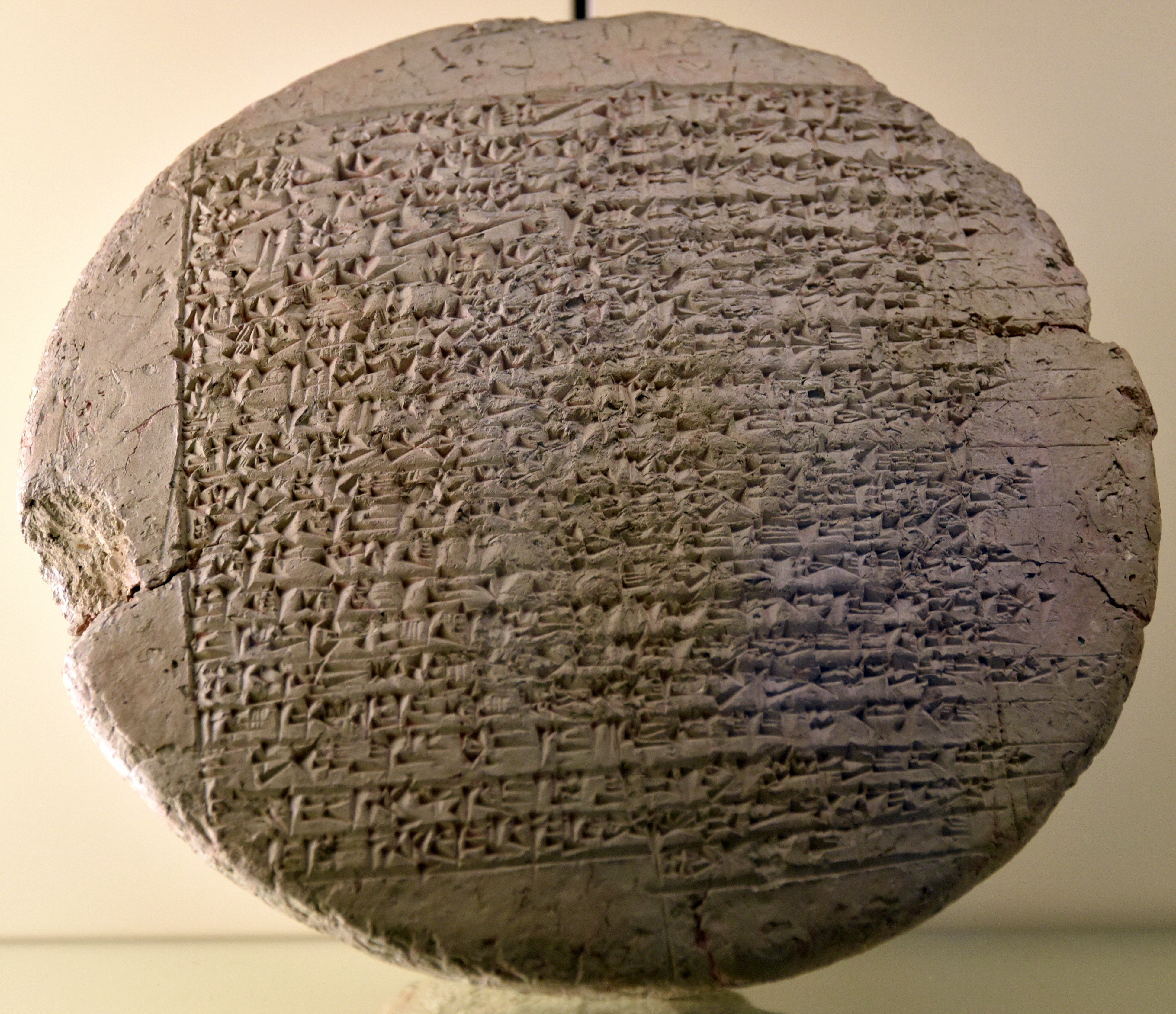FileInscribed_clay_nail_of_Ipik-Ishtar_1770_BCE_from_Malgium_Iraq._Pergamon_Museum.jpg