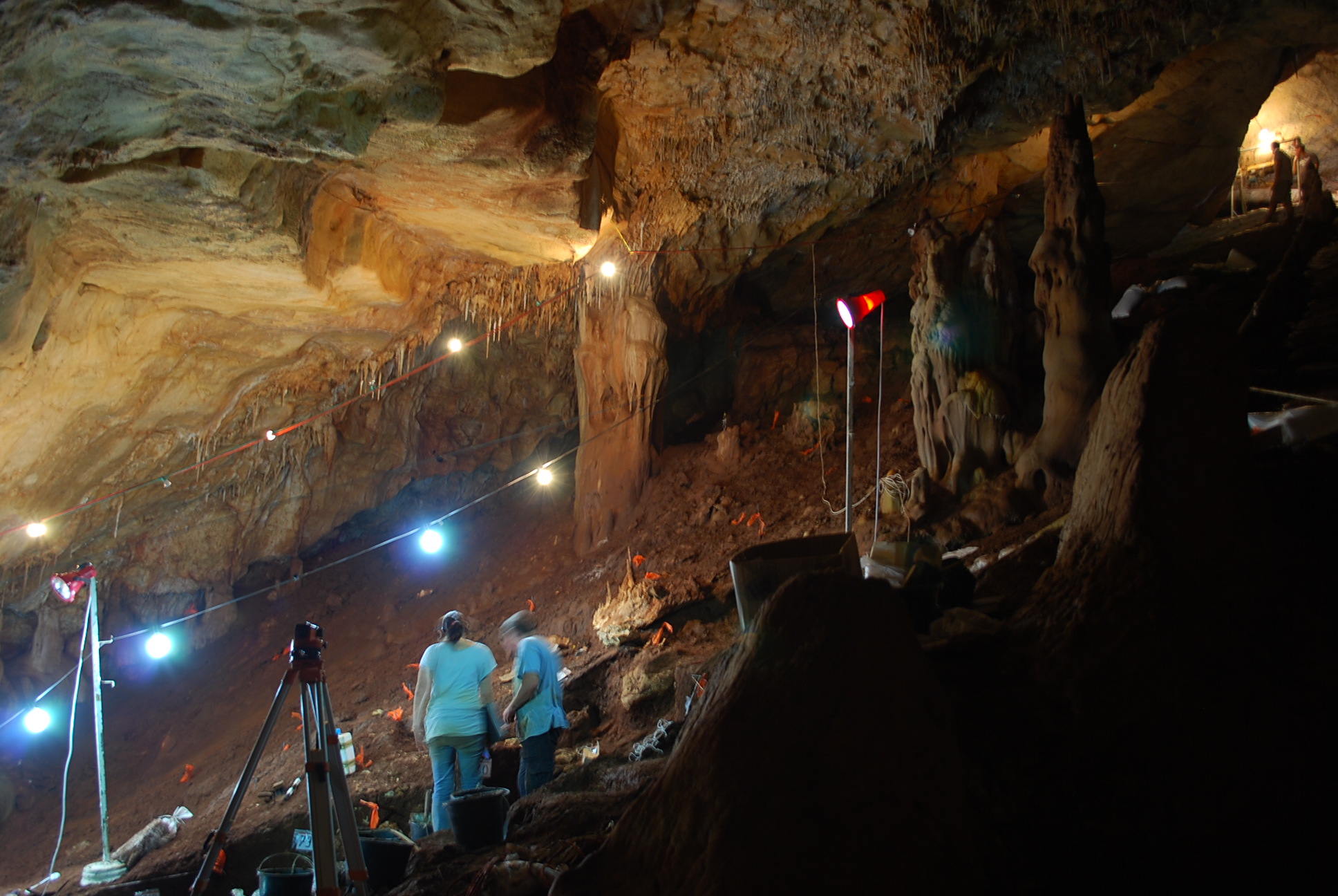 FileMANOT_CAVE_EXCAVATION.JPG