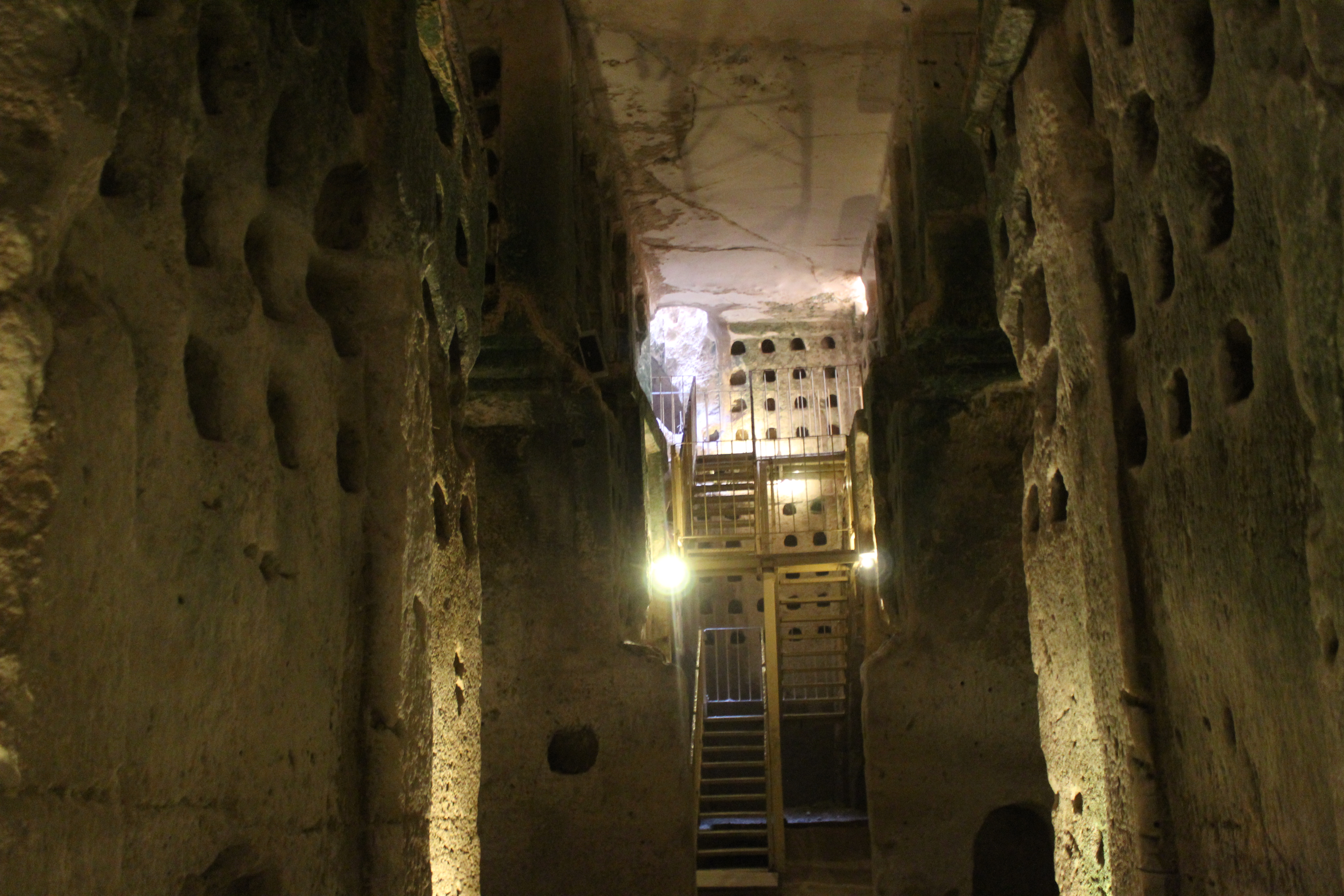 FileColumbarium_-_Maresha_ruin.jpg