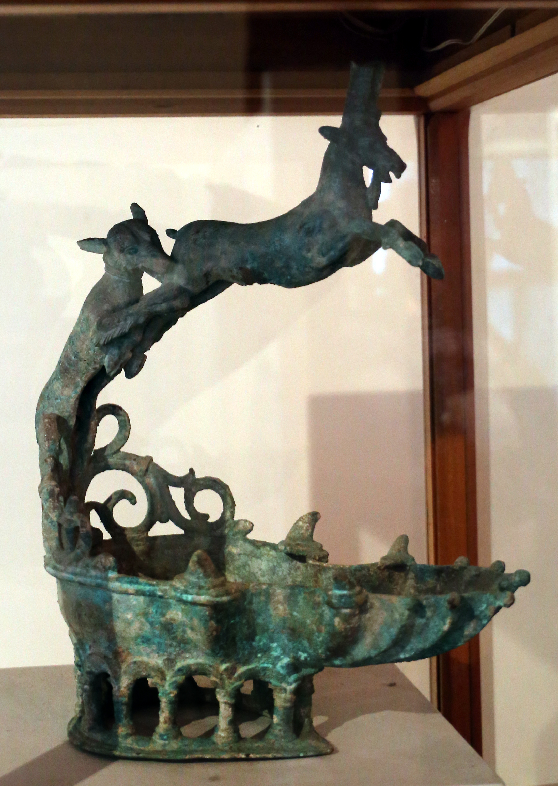 FileLampada_a_olio_greco-romana_con_cane_che_assale_uno_stambecco_da_matara_I_secolo_ac._01.jpg