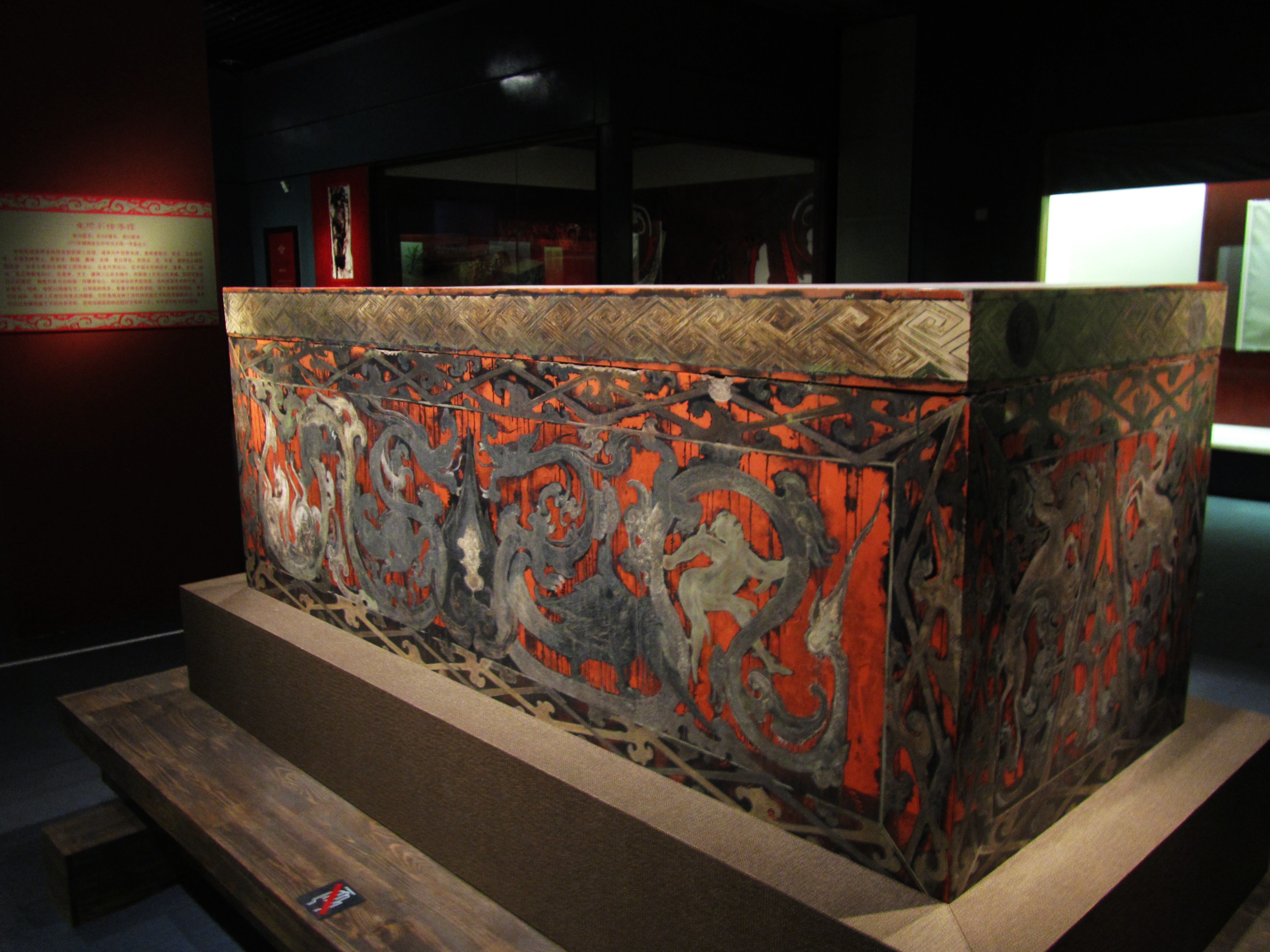 FileLacquer_Coffin_Unearthed_from_the_2nd-century-BC_Han_Tomb_No.1_at_Mawangdui_2011-07.JPG