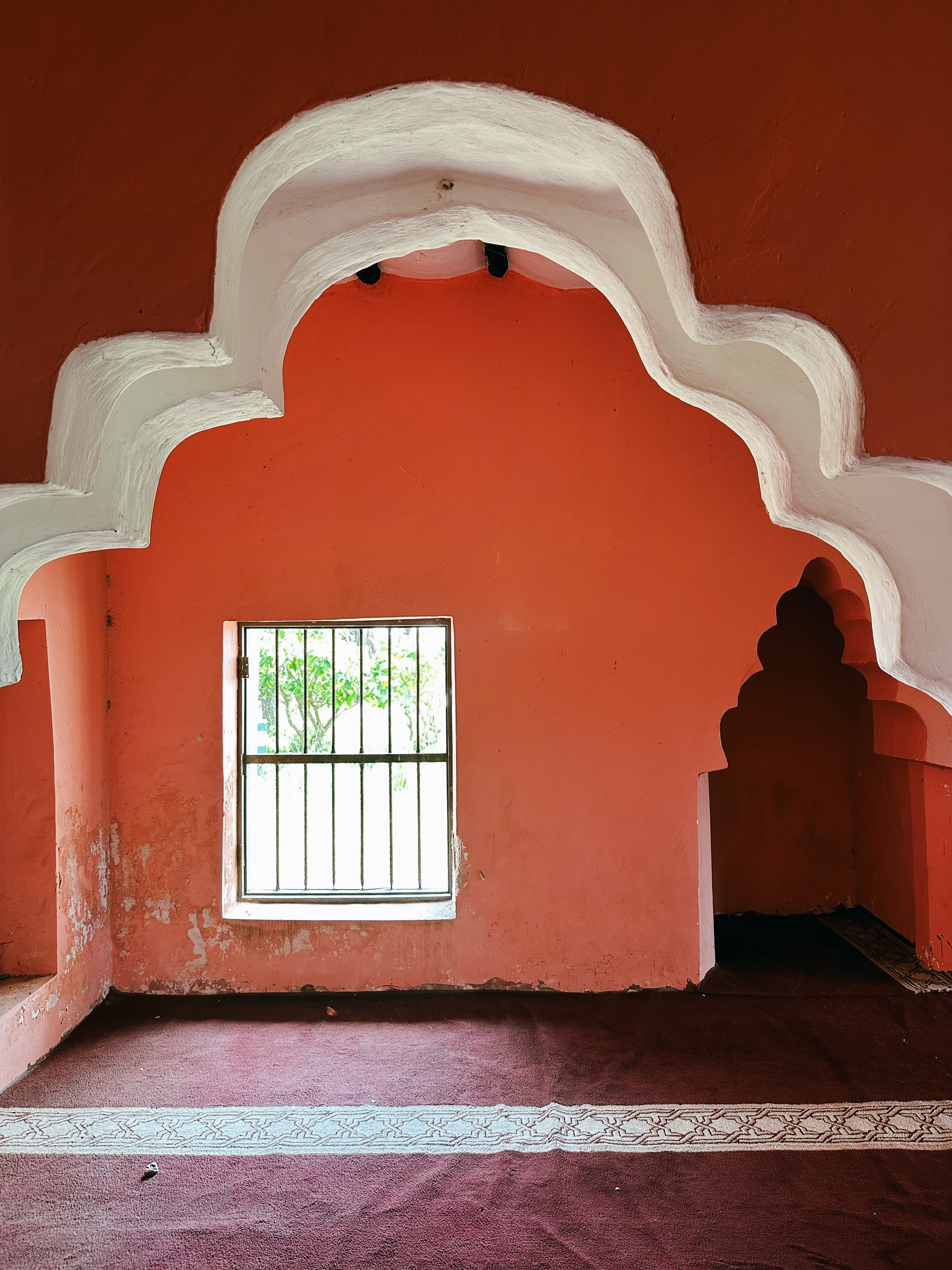 FileInterior_of_14th_century_mosque_near_Mbuamaji_Ruins_Somangila_Kigamboni_MC_Dar_es_Salaam.jpg