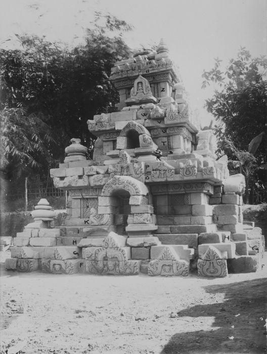 FileCOLLECTIE_TROPENMUSEUM_Indo-Javaanse_tempel_bij_Karangnongko_tijdens_of_na_de_opgraving_TMnr_60044019.jpg