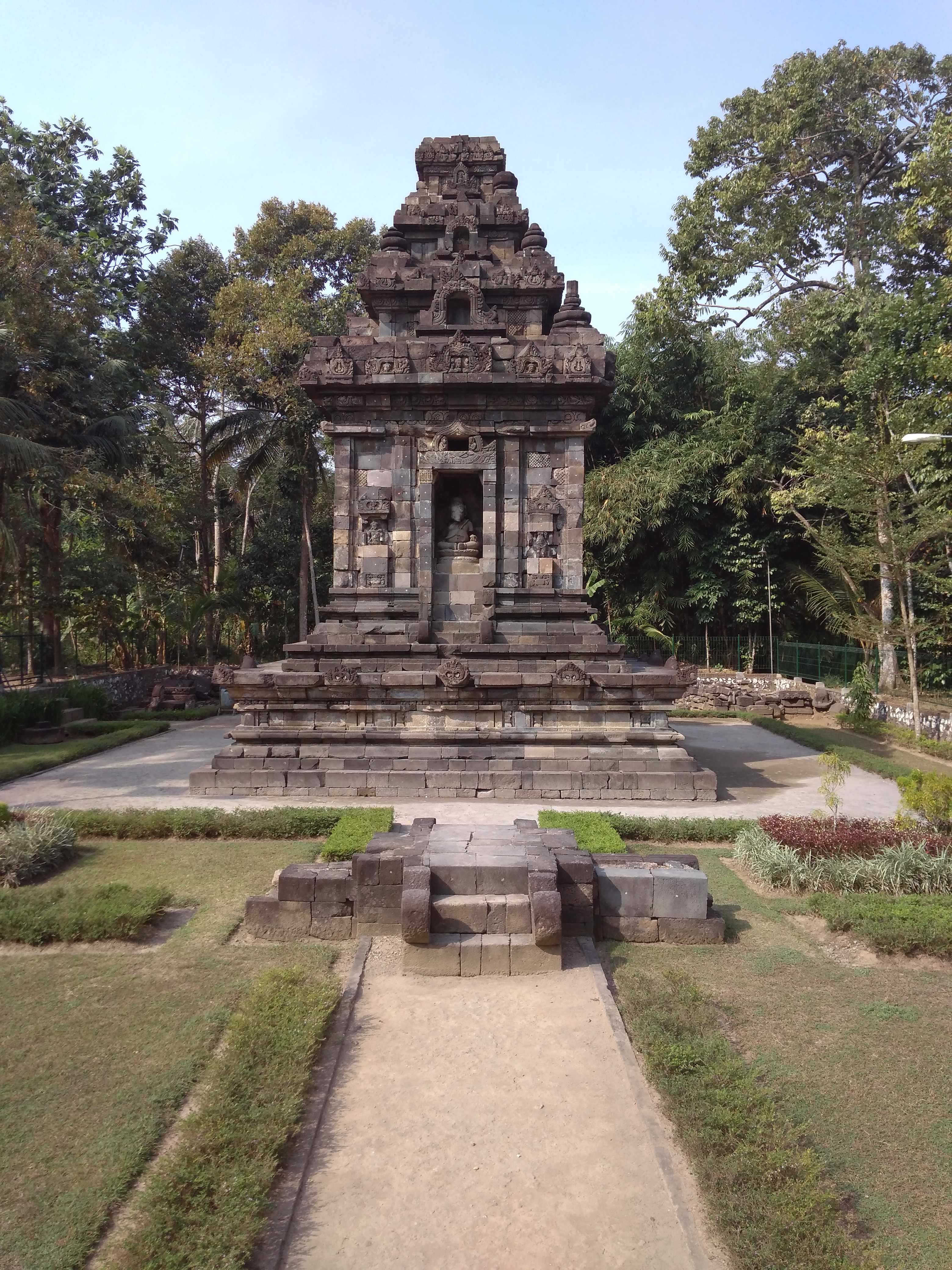 FileCandi_Merak-candi-utama.jpg