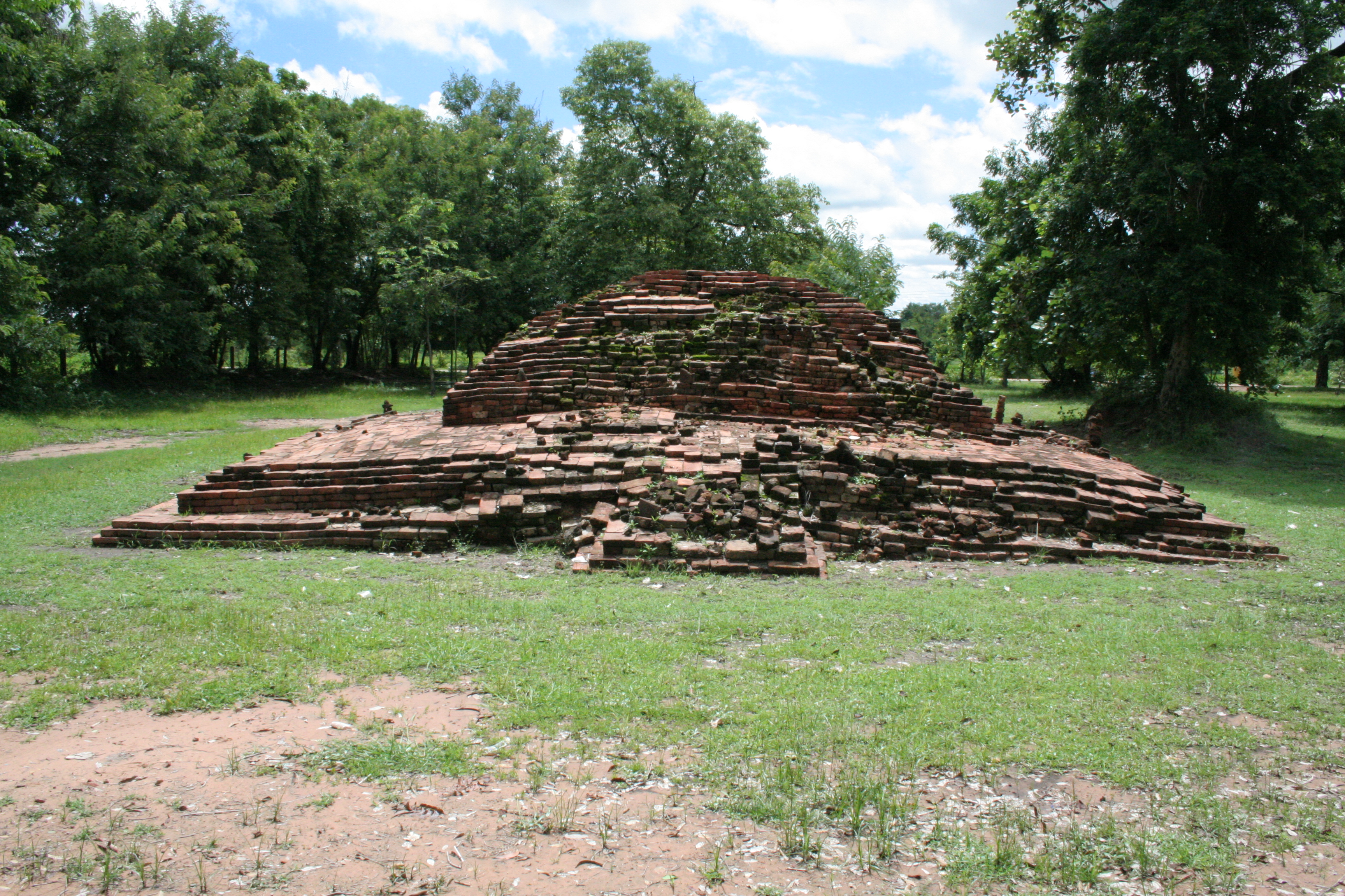 FileBrick_monument_at_Muang_Fa_Daed_most_likely_a_stupa._Ca._8th_-_9th_century_CE.jpg