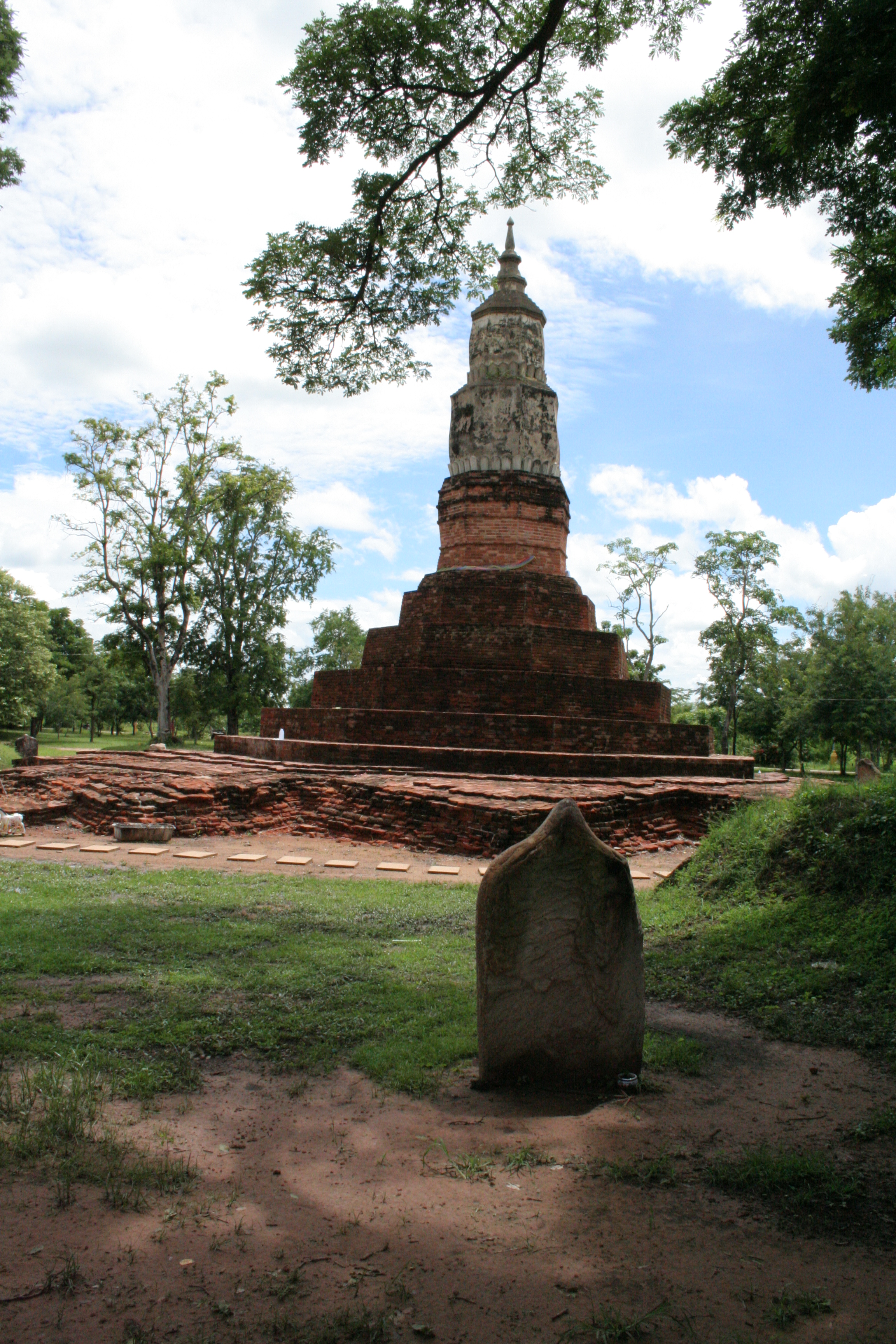 FileThe_Prataduyaku_Stupa_at_Muang_Fa_Daed.jpg