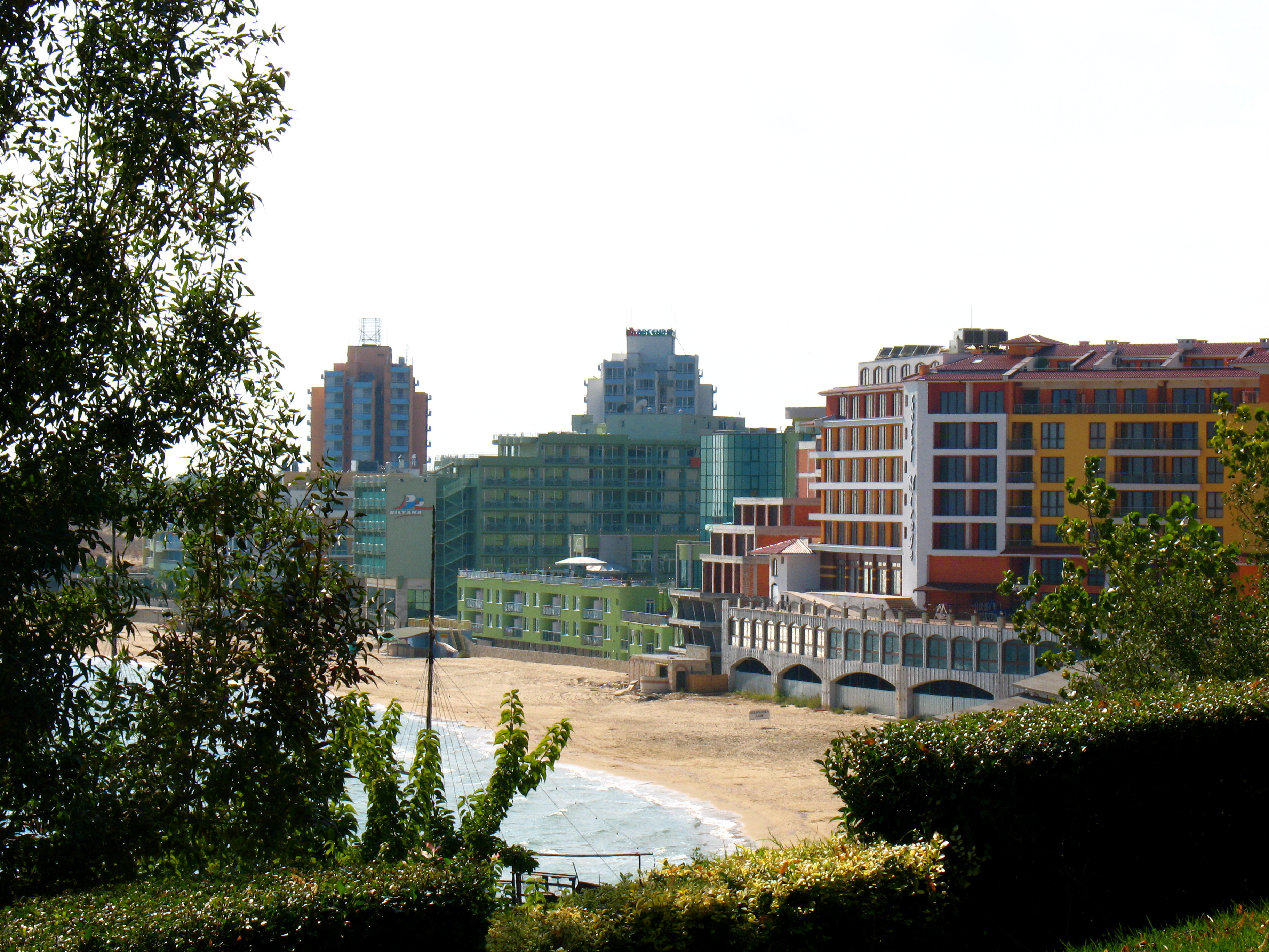 FileBig_beach_hotels_New_town_Nessebar_southside.jpg