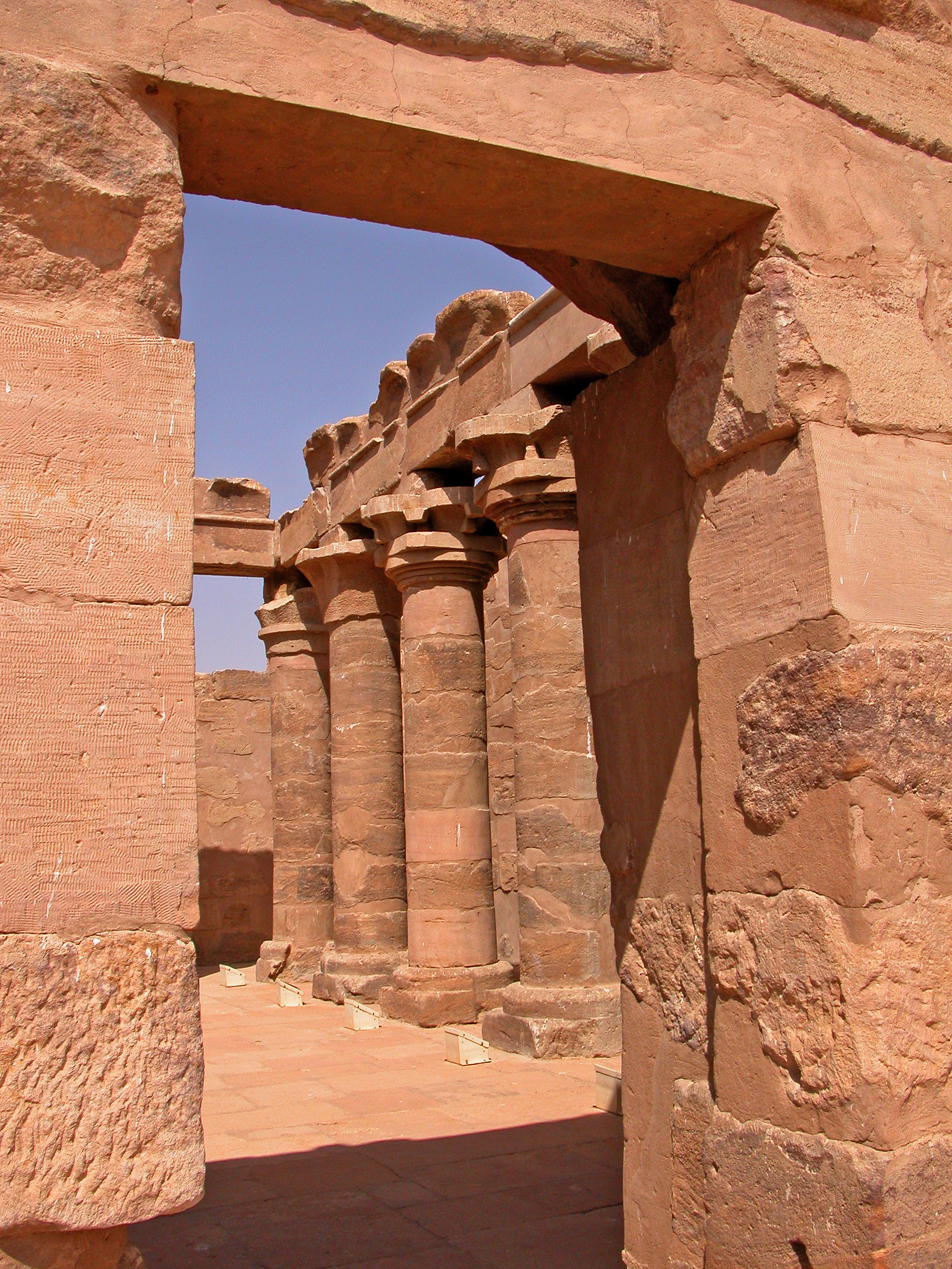 FileCourtyard_of_Maharraqa_temple_by_Dennis_G._Jarvis.jpg