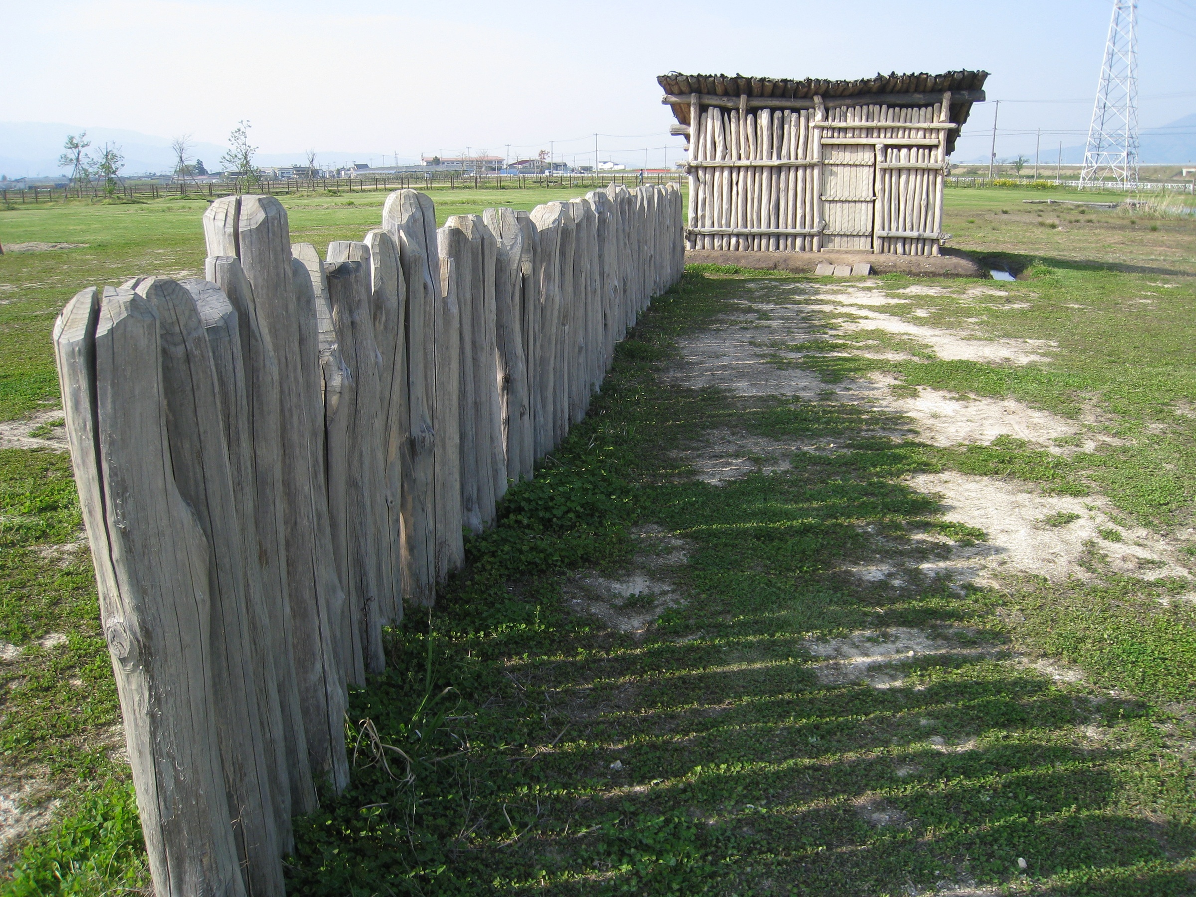 FileHouse_No._15_and_Paling_Fence_of_Tendo_City_Nishinumata_Site_Park.jpg