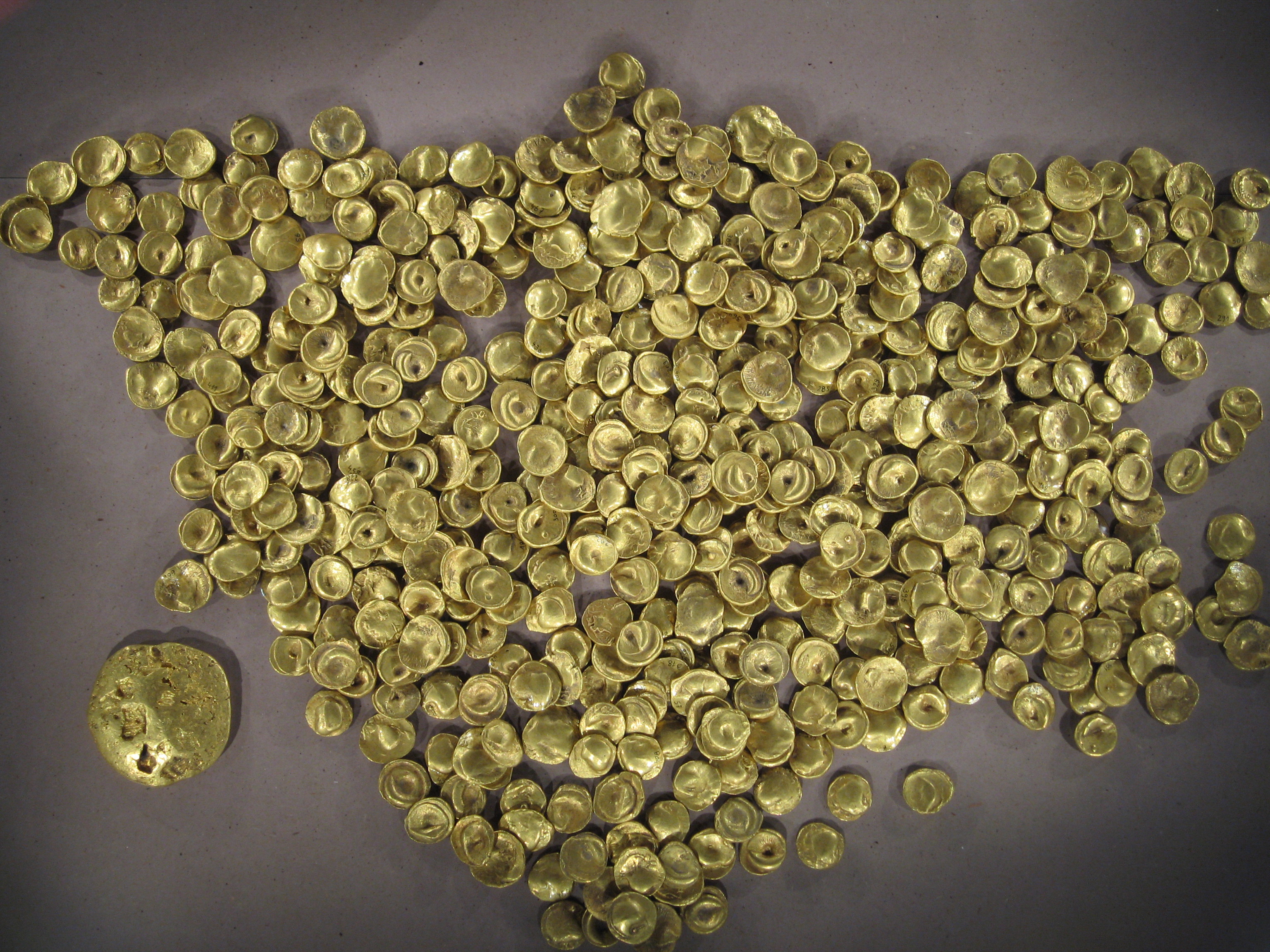 FileCeltic_find_of_golden_coins_in_Manching_in_Germany.jpg