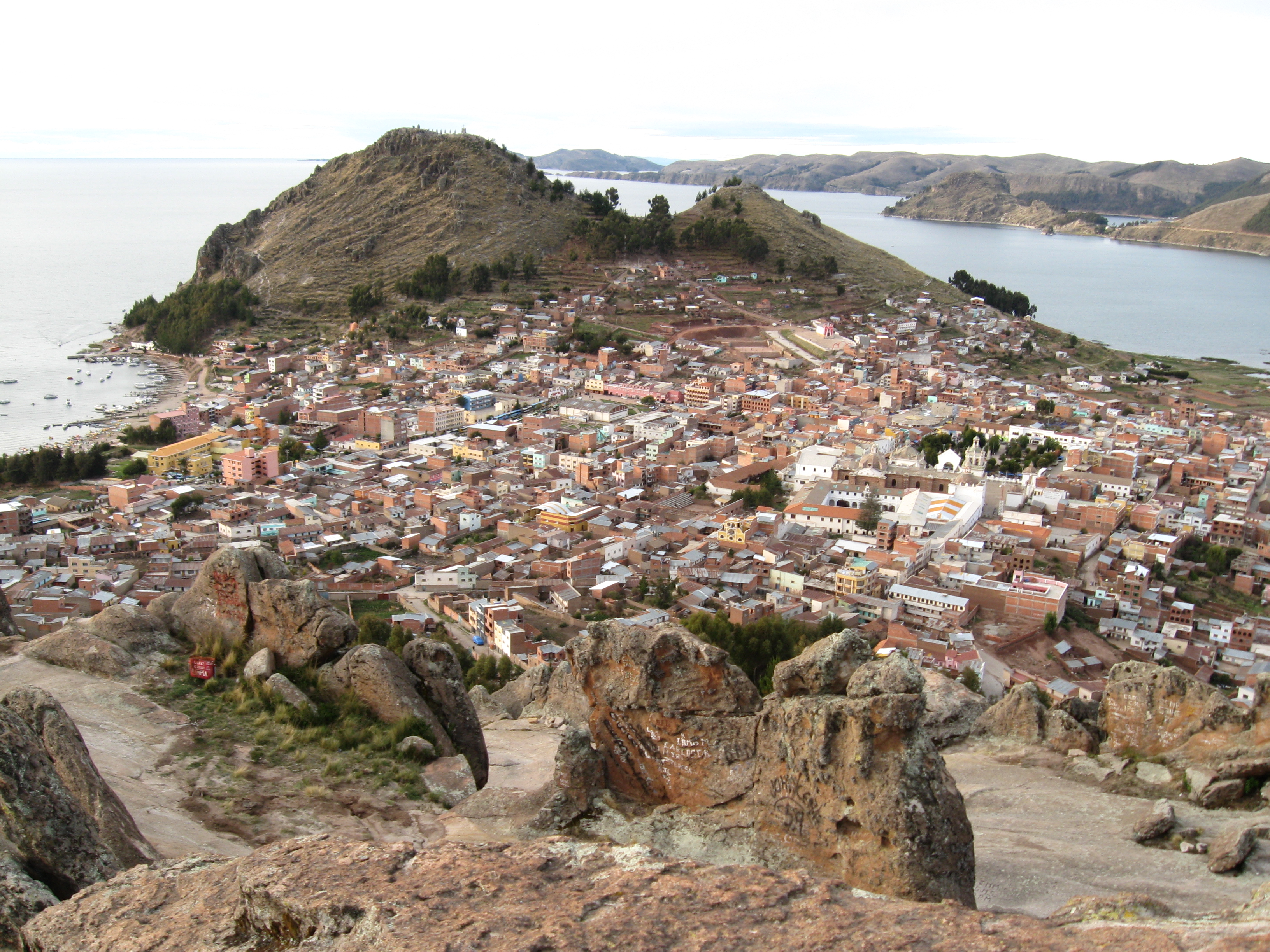 FileCopacabana_Bolivia_desde_la_Horca_del_Inca.jpg