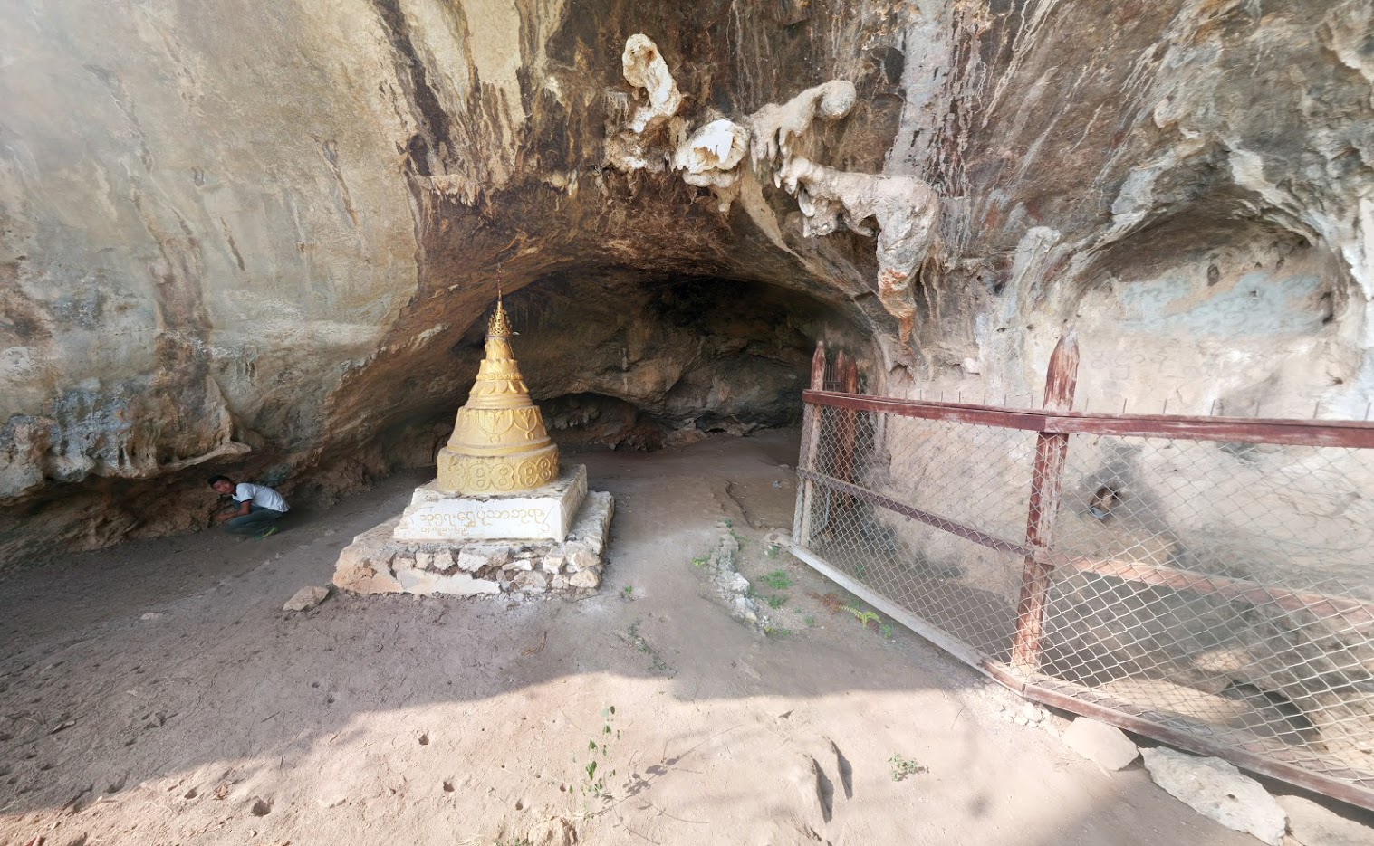 FileBuddhist_stupa_at_Padah-Lin_Cave_1.jpg