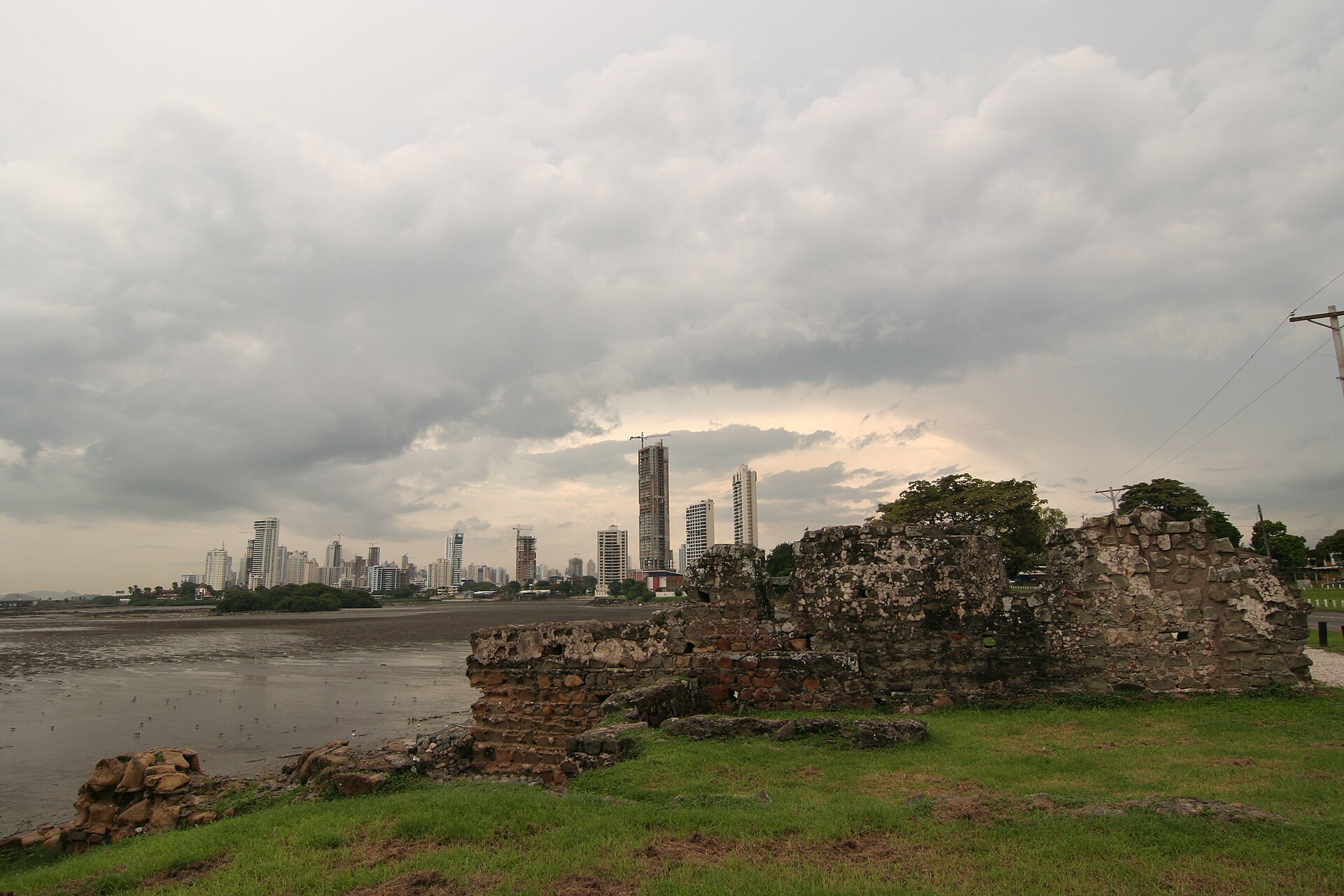 Contrast_between_old_and_new_in_Panama_City.jpg