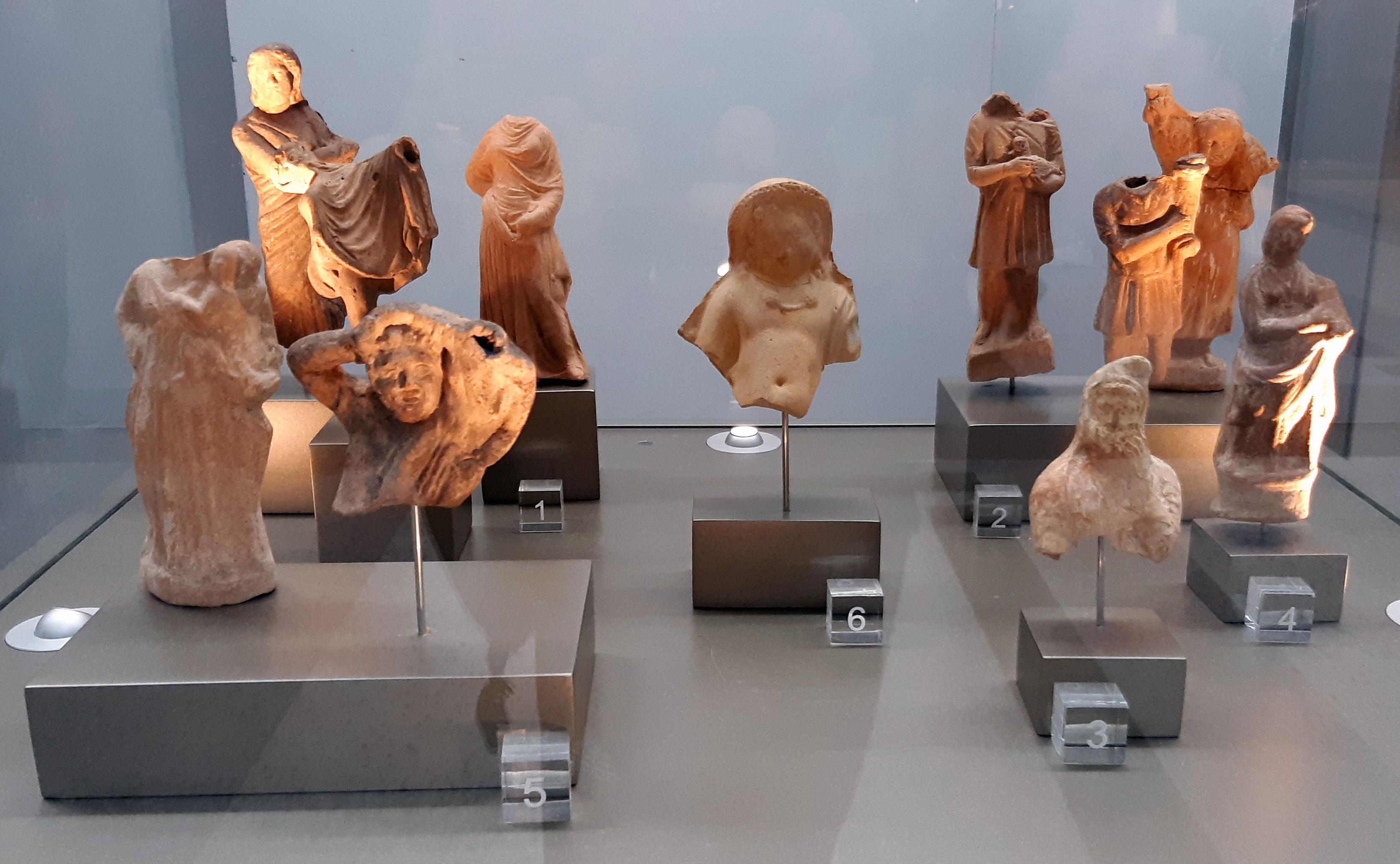 FileHellenistic_figurines_in_Beirut_Airport.jpg