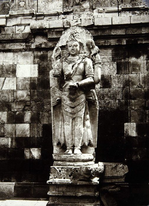 FileCOLLECTIE_TROPENMUSEUM_Beeld_van_Shiva_als_Mahadeva_op_de_Candi_Lara_Jonggrang_oftewel_het_Prambanan_tempelcomplex_TMnr_60046668.jpg
