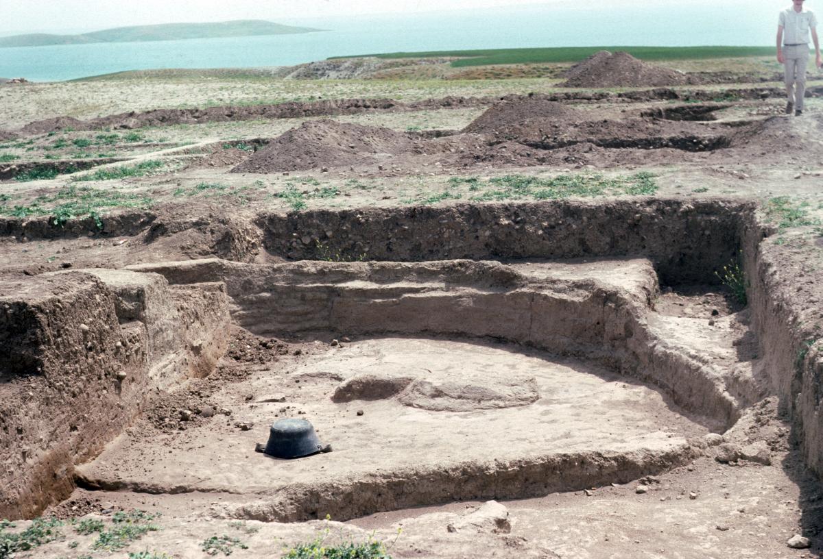 FileNeolithic_round_houses_at_Qermez_Dere_northern_Iraq.jpg