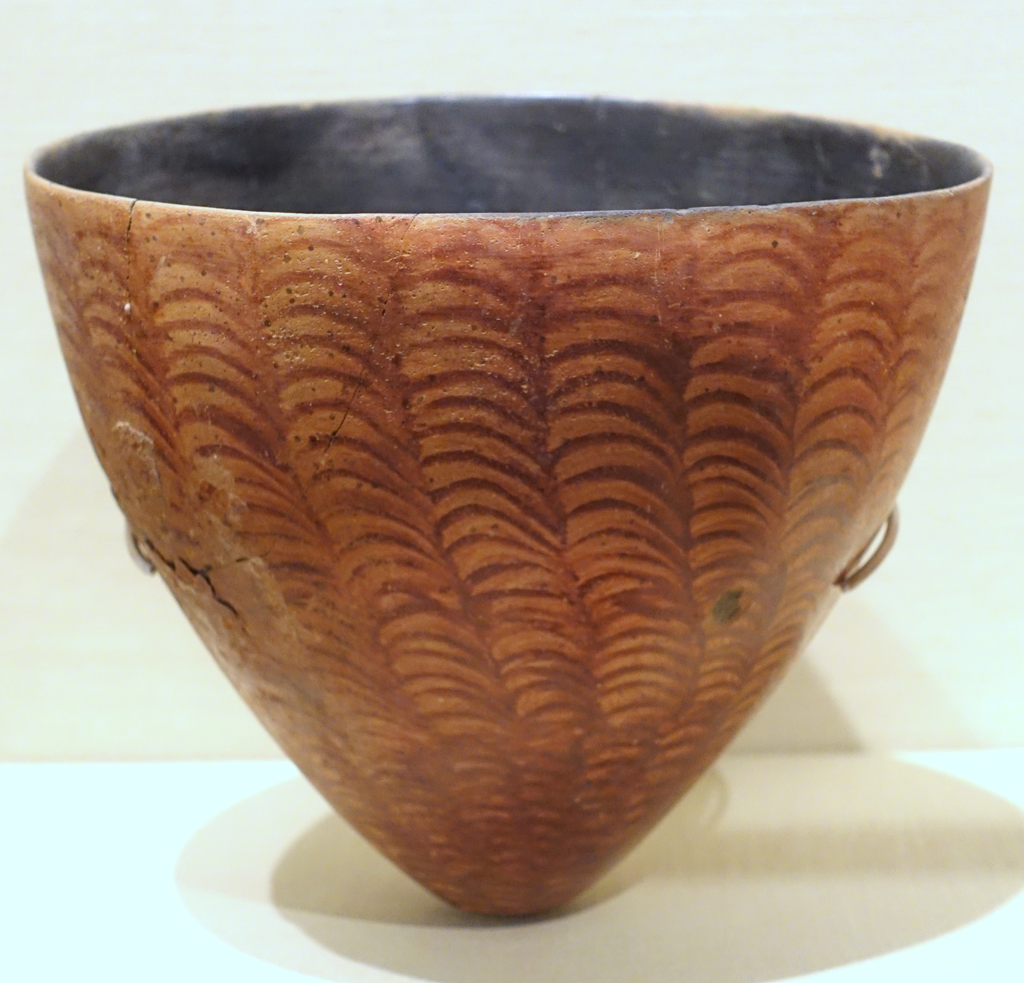 FileBowl_with_exterior_painted_scallop_decoration_Qustul_Cemetery_V_tomb_67_A-Group_3800-3000_BC_ceramic_-_Oriental_Institute_Museum_University_of_Chicago_-_DSC08017.JPG