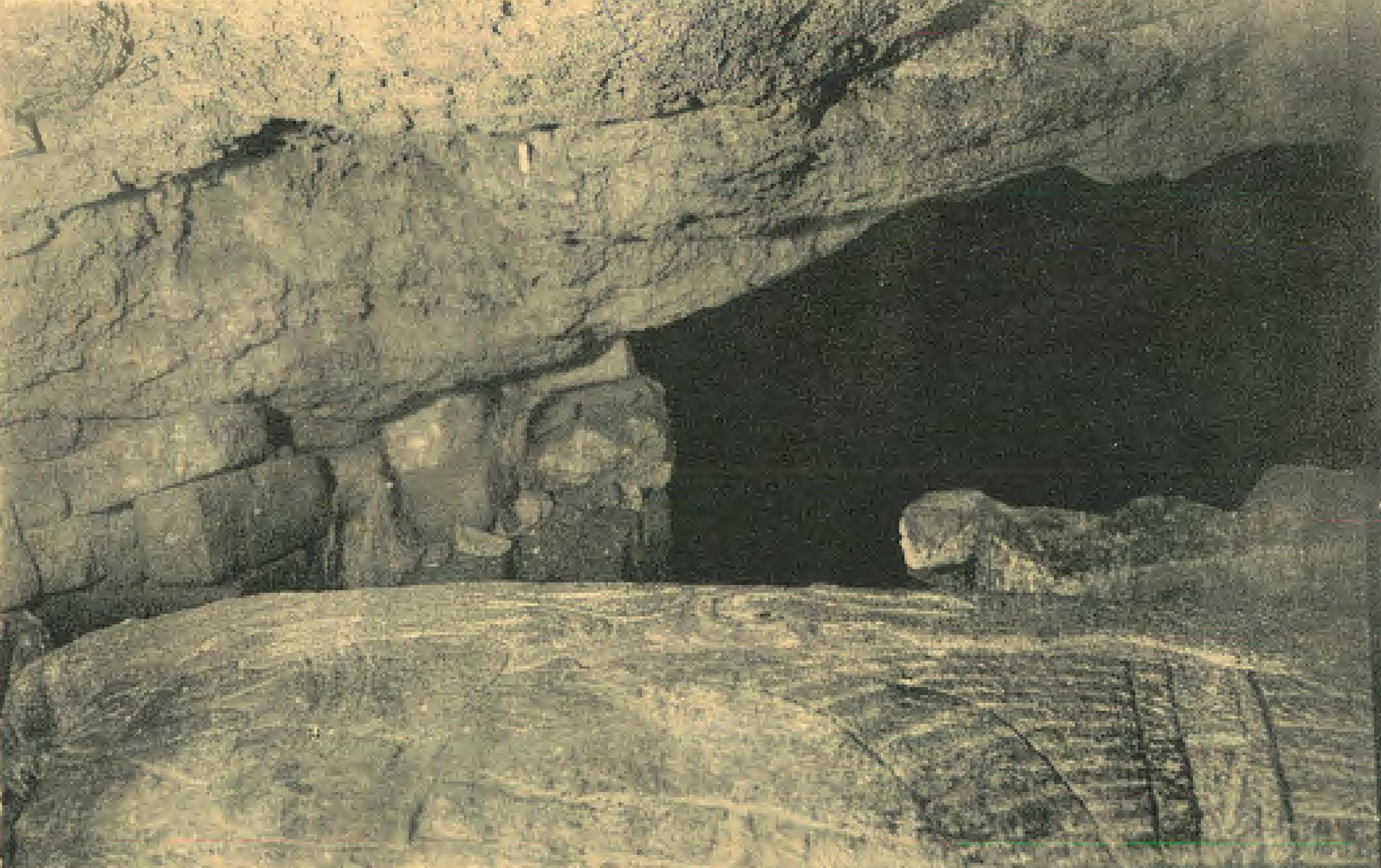 FileAhiram_sarcophagus_as_it_was_found.jpeg