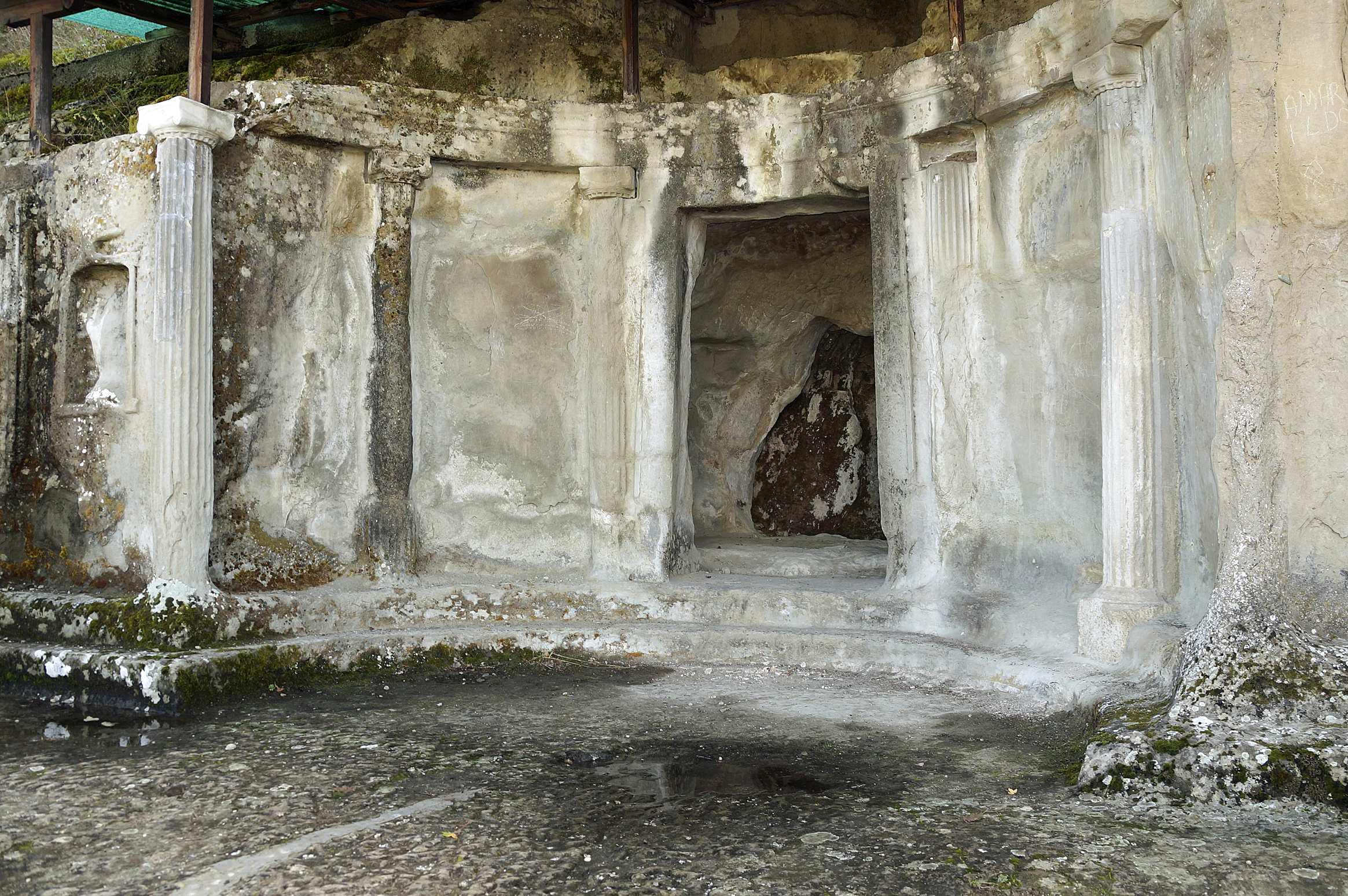 FileSelca_e_Poshtme_Tomb3_ApparentGrave.jpg
