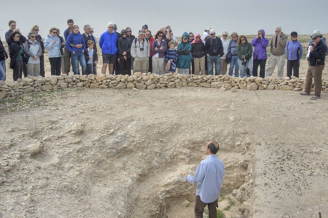 FileAndrew_Petersen_giving_guided_tour_of_Ruwayda_in_2010.jpg