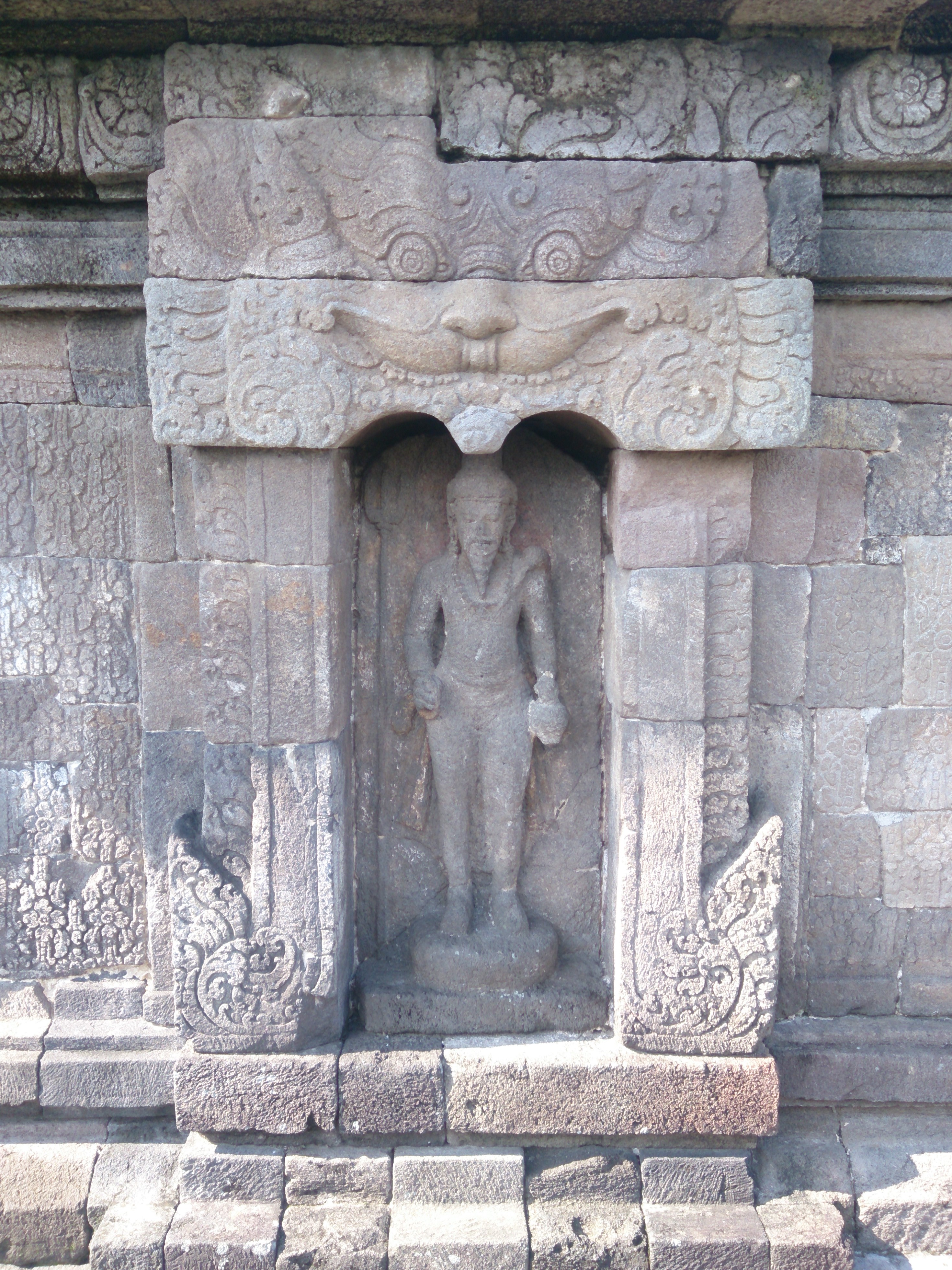 FileAgastya_statue_in_southern_niche_of_Sambisari_temple.jpg