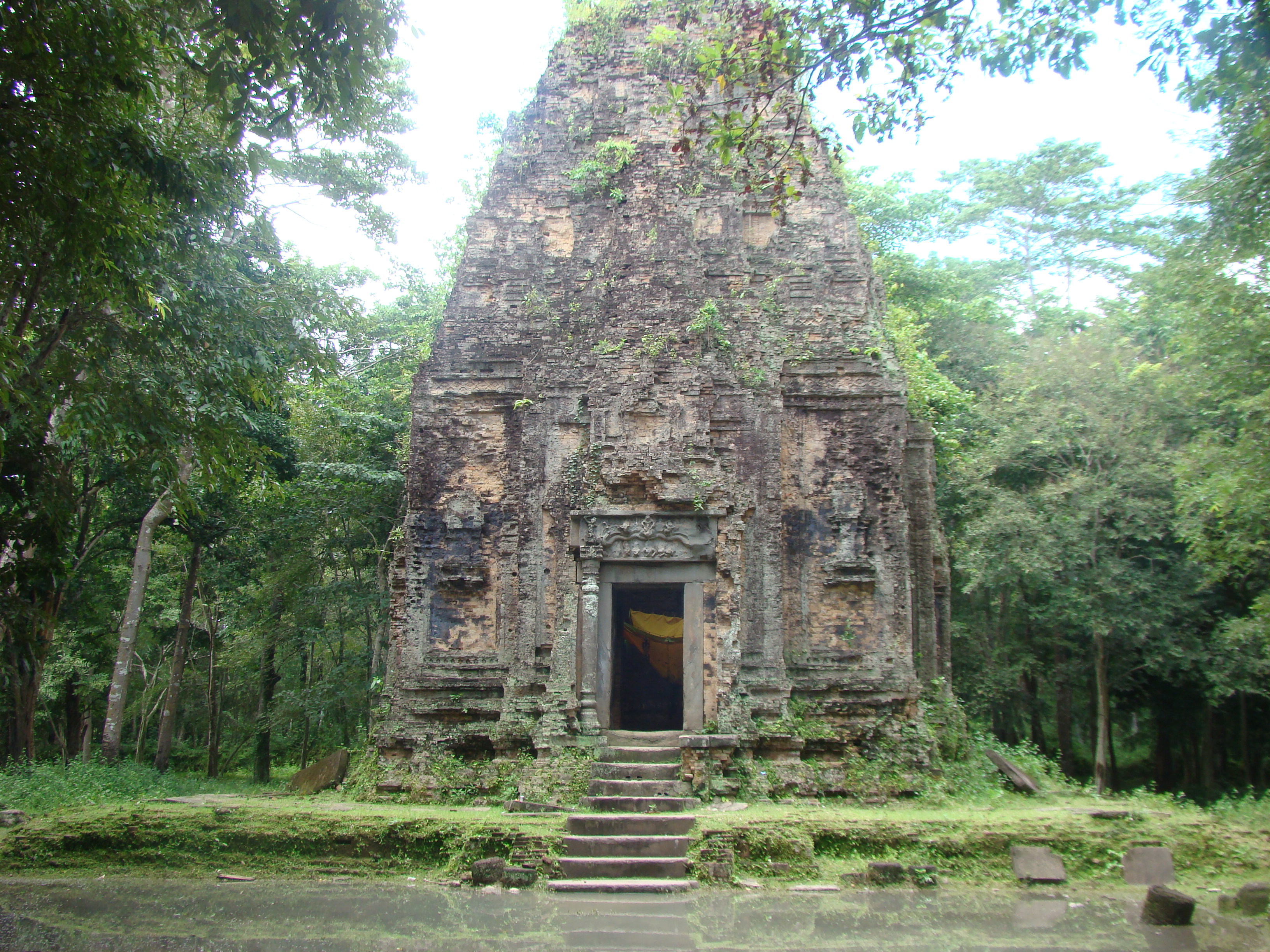 FileOne_of_many_temples_in_Sambor_Prei_Kuk.jpg