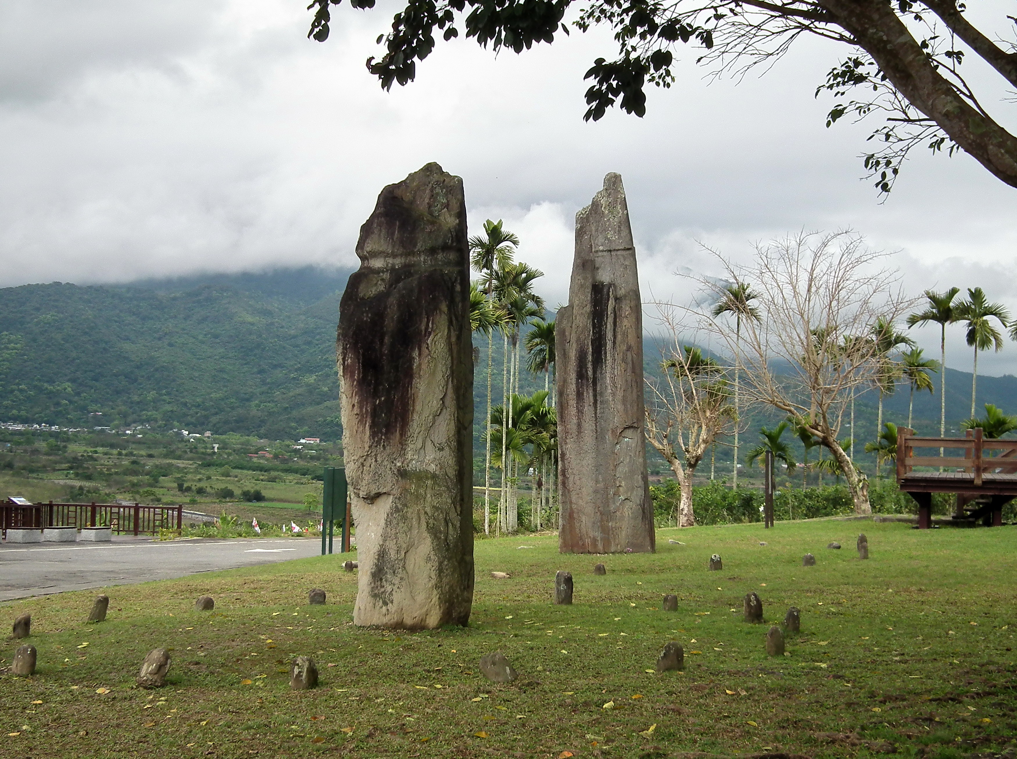 FileSaoba_Monoliths_掃叭石柱_-_panoramio.jpg