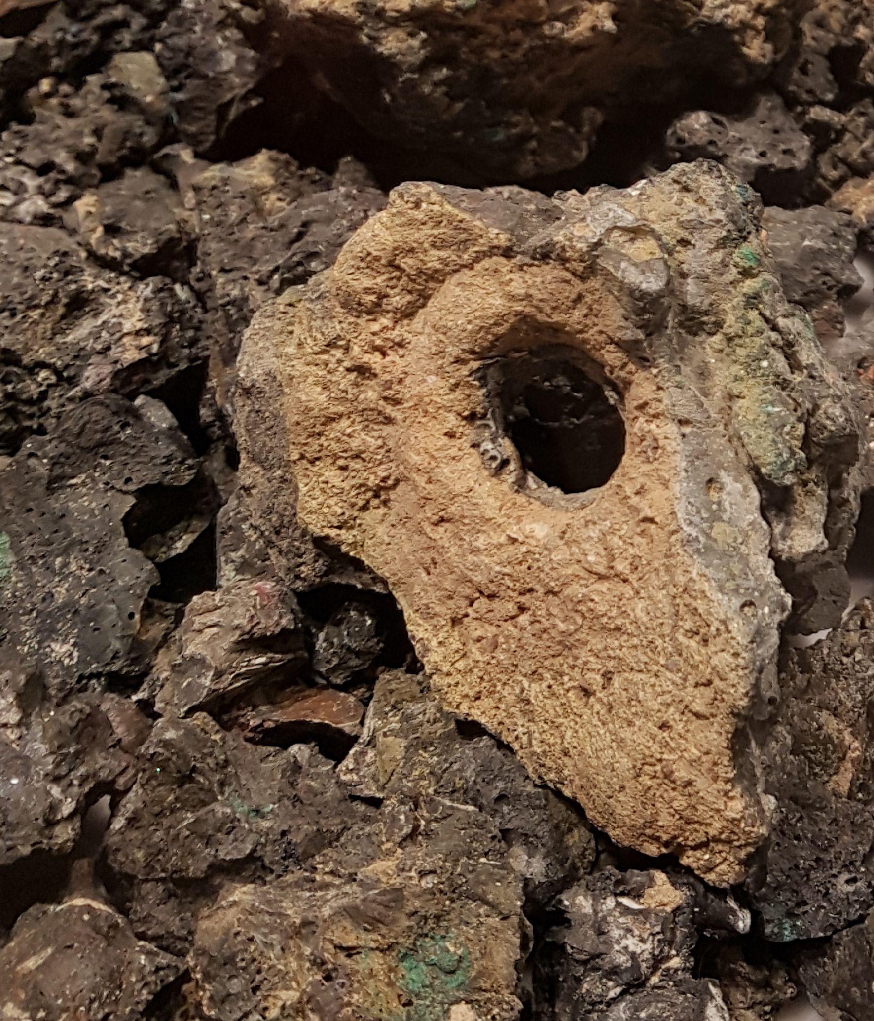 FileBlow_hole_from_furnace_at_Saruq_Al_Hadid.jpg