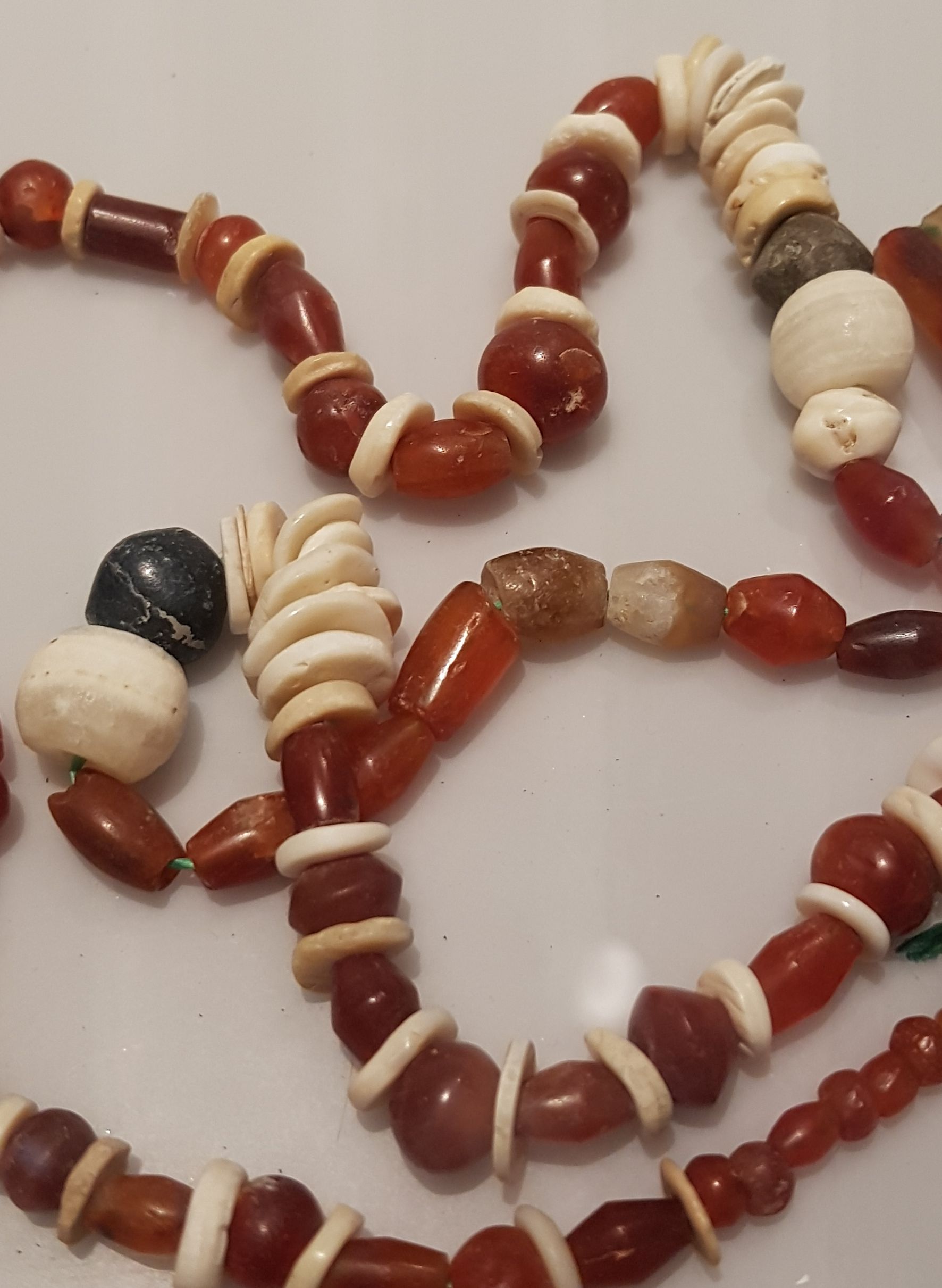 FileCarnelian_jewellery_from_Saruq_Al_Hadid.jpg