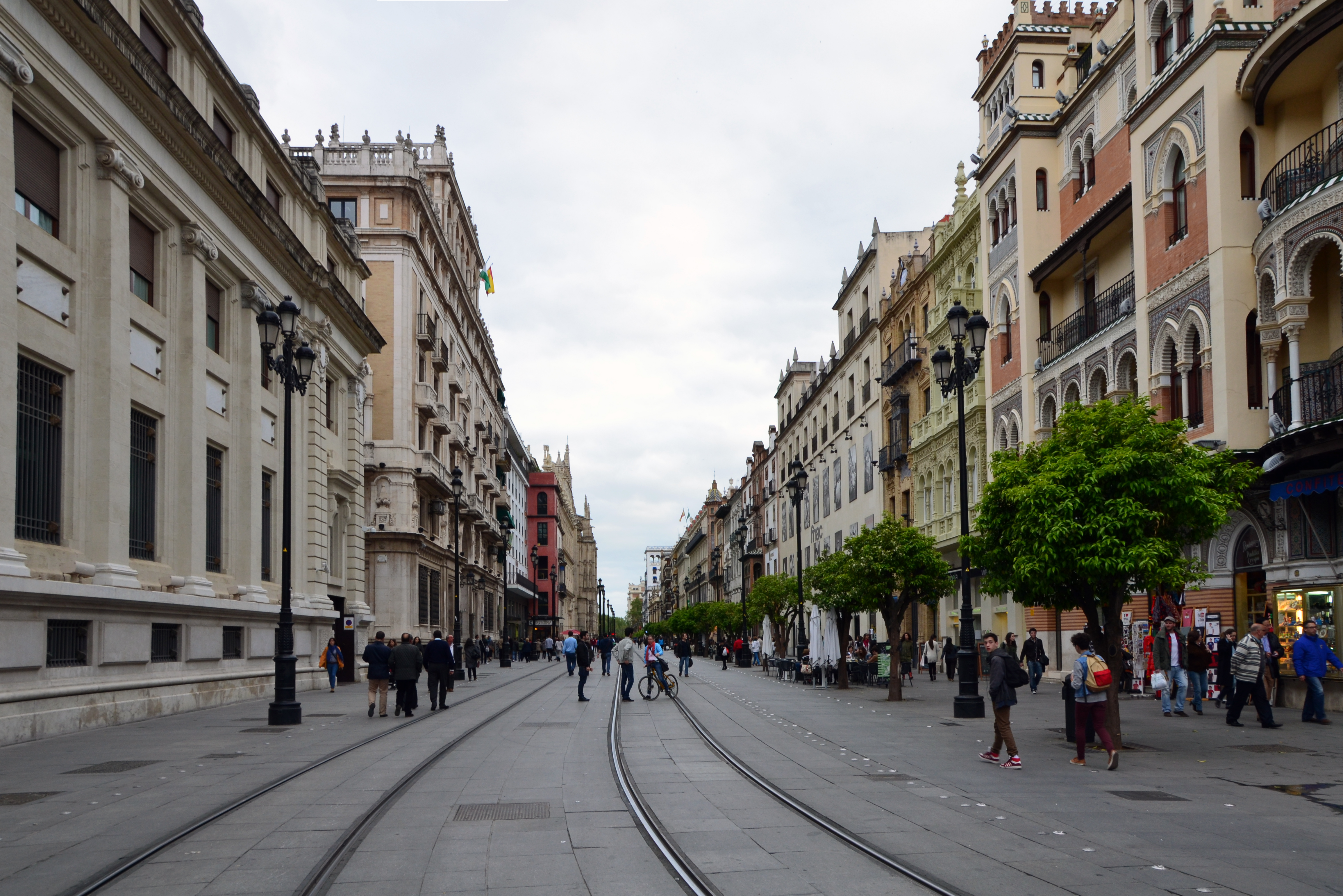 FileAvenida_de_la_Constitucion_Sevilla.jpg