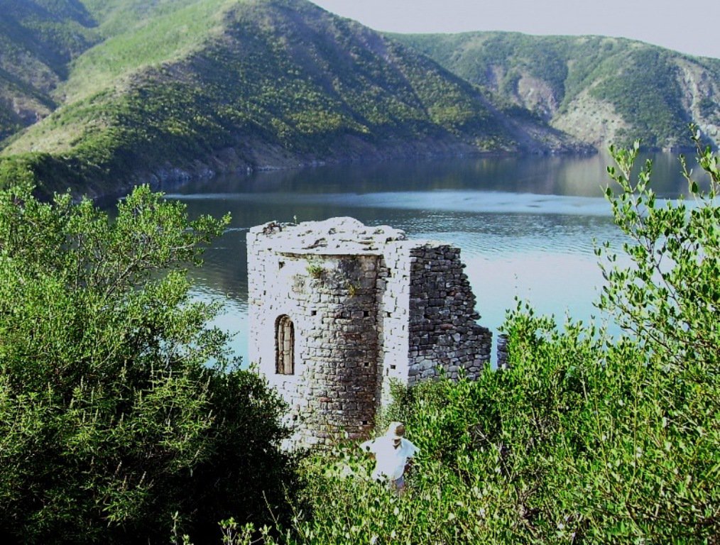 FileMedieval_church_ruins_on_Shurdhah_Island.jpg