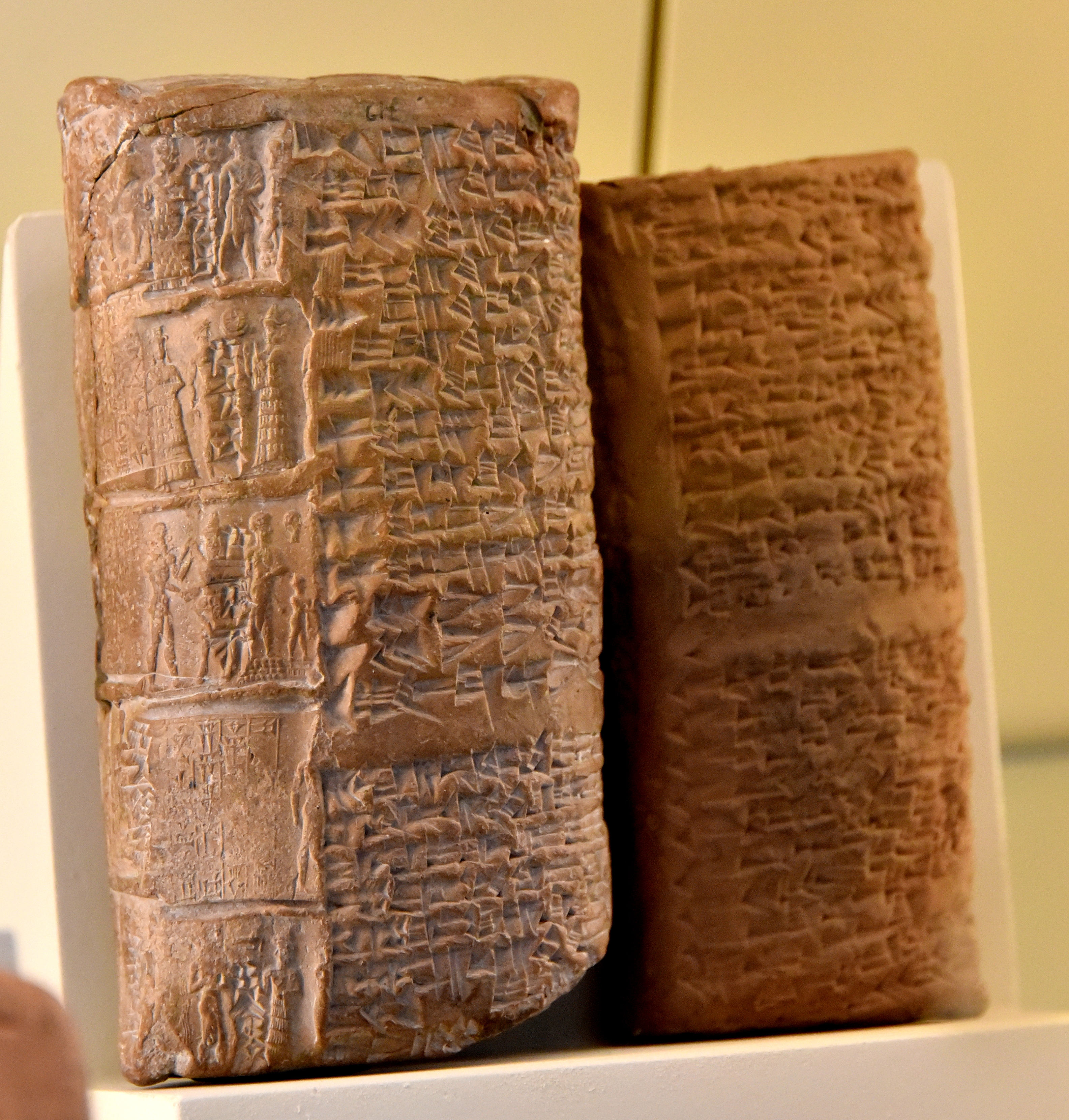FileClay_tablet_and_its_sealed_clay_envelope._Legal_document_listing_of_land_and_their_distribution_to_several_sons._From_Sippar_Iraq._Old-Babylonian_period._Reign_of_Sin-Muballit_1812-1793_BCE._Vorderasiatisches_Museum_Berlin_Germany.jpg
