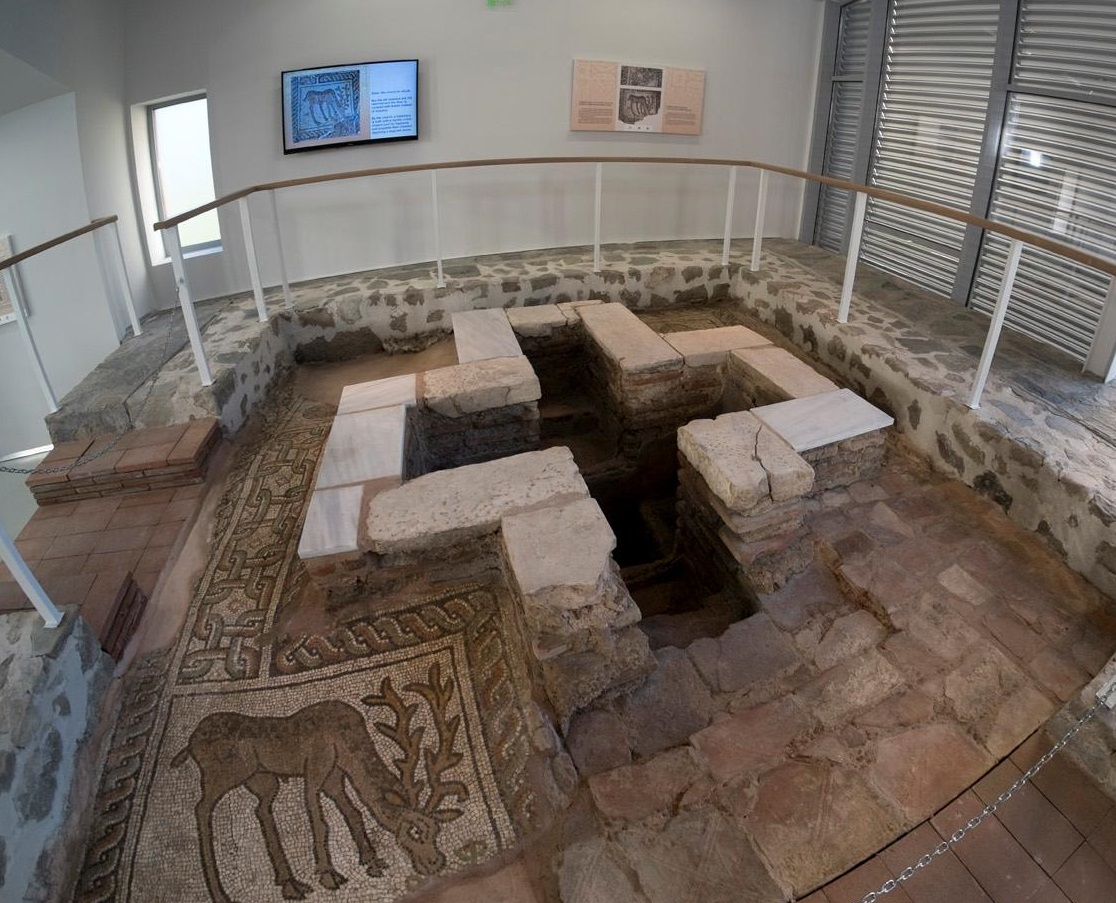FileBaptistery_in_small_basilica.jpg