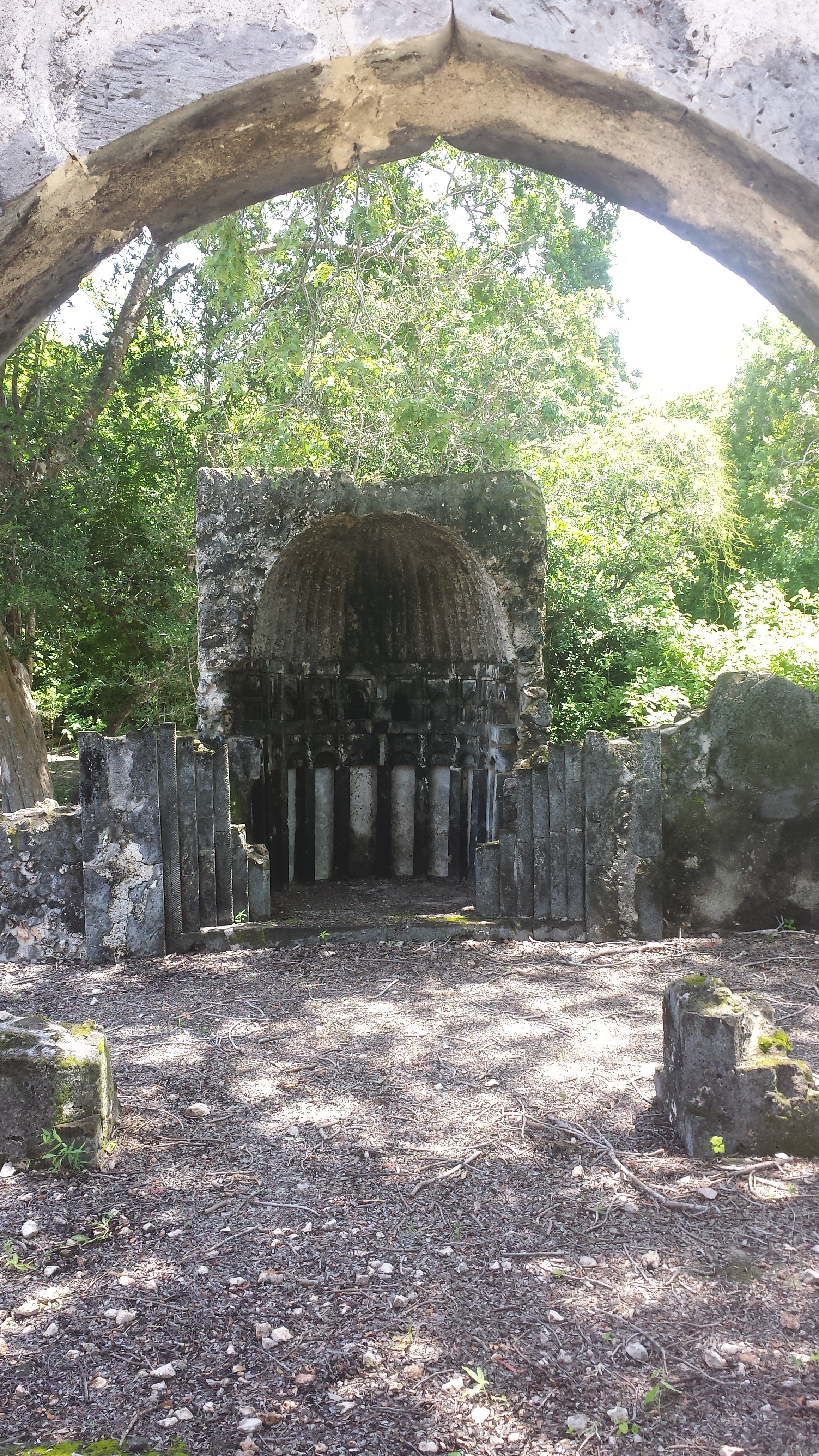 FileMihrab_of_a_mosque_Songo_Mnara.jpg
